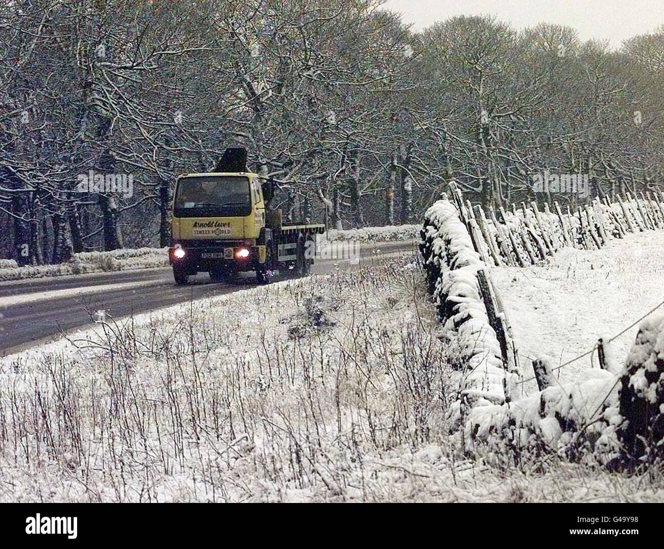 Après les gales et la pluie, la neige tombait dans le Peak District de Derbyshire aujourd'hui (lundi) rendant les routes difficiles à nouveau pour les conducteurs. Voir l'histoire de PA TEMPÊTES MÉTÉOROLOGIQUES. Photo John Giles/PA. Banque D'Images