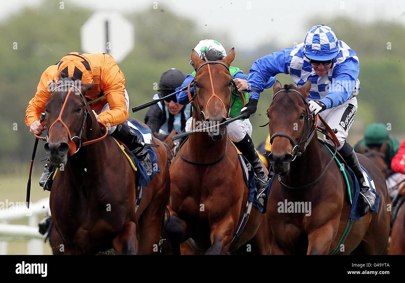 St Barths, monté par Richard Hills, tente de trouver un moyen de trouver un moyen entre le gagnant éventuel Wise Venture, monté par Jim Crowley (à droite) et Poole Harbour, monté par Jimmy Fortune pendant les enjeux Ramsey Health Care Maiden Stakes à Newbury, lors de la journée de course de la Charity Scope à Newbury Raceourse. Banque D'Images