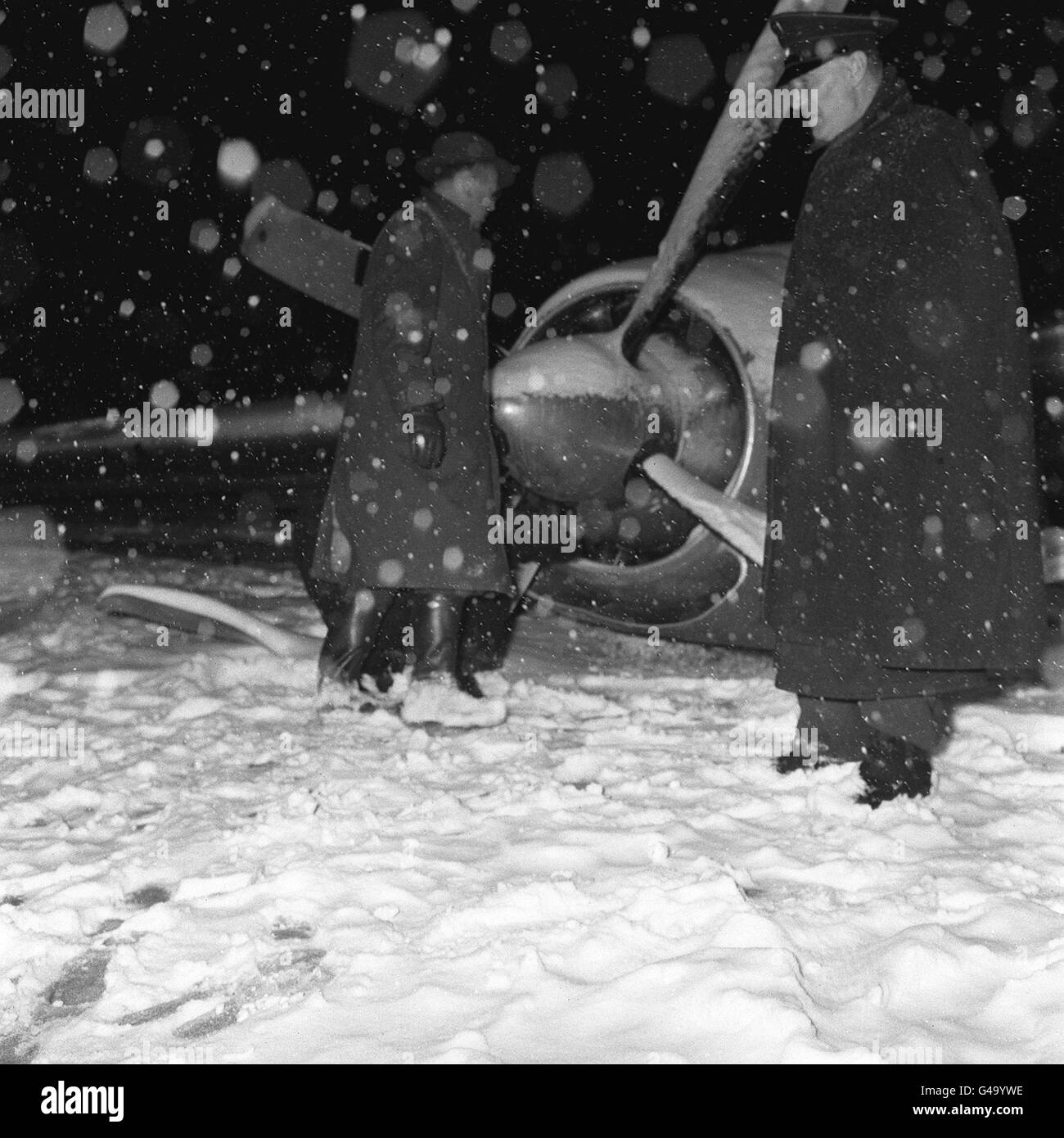 PA NEWS PHOTO 7/2/58 L'AIRRASH DE MUNICH OÙ L'ÉQUIPE DE FOOTBALL DE MANCHESTER UNITED SE TROUVAIT À BELGRADE POUR UNE COUPE D'EUROPE. VU À TRAVERS LA NEIGE LOURDE EST L'UN DES MOTEURS DE L'AVION DE LIGNE BEA ELIZABETH QUI S'EST ÉCRASÉ. SUR LES QUARANTE PERSONNES À BORD, ON PENSE QU'IL Y AVAIT DOUZE SURVIVANTS, QUATRE MEMBRES D'ÉQUIPAGE ET HUIT PASSAGERS. Banque D'Images