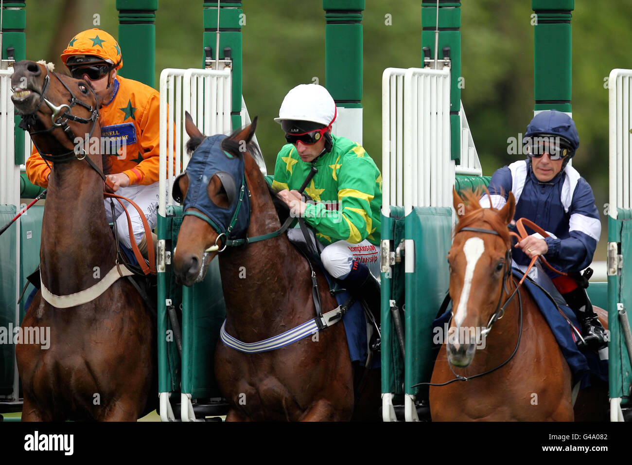 Conseiller régional, monté par Louis-Philippe Beuzelin, Lisahane Bog, monté par Dane O'Neill, mais très beau et porté par Frankie Dettori, sort les stands pour les enjeux de handicap de la Charity Scope lors de la journée de course de la Charity Scope à Newbury Raceourse. Banque D'Images