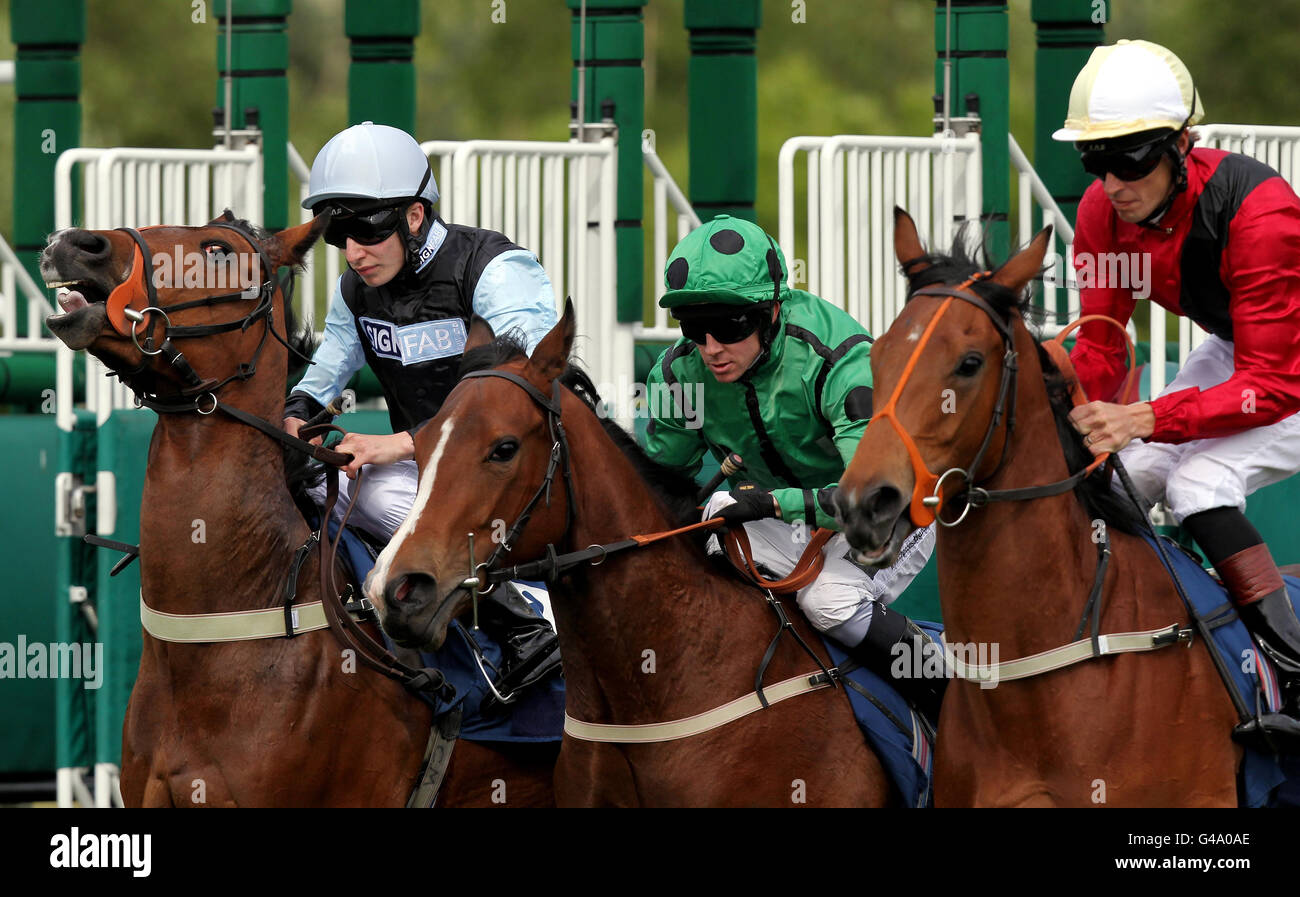 Dijarvo monté par Luke Morris, Choisirez monté par Jim Crowley et Best Terms monté par Richard Hughes sortent la stalle pour le champ d'application Charity Fillies's Conditions Stakes pendant la journée de course de Charity Scope à Newbury Raceourse. Banque D'Images
