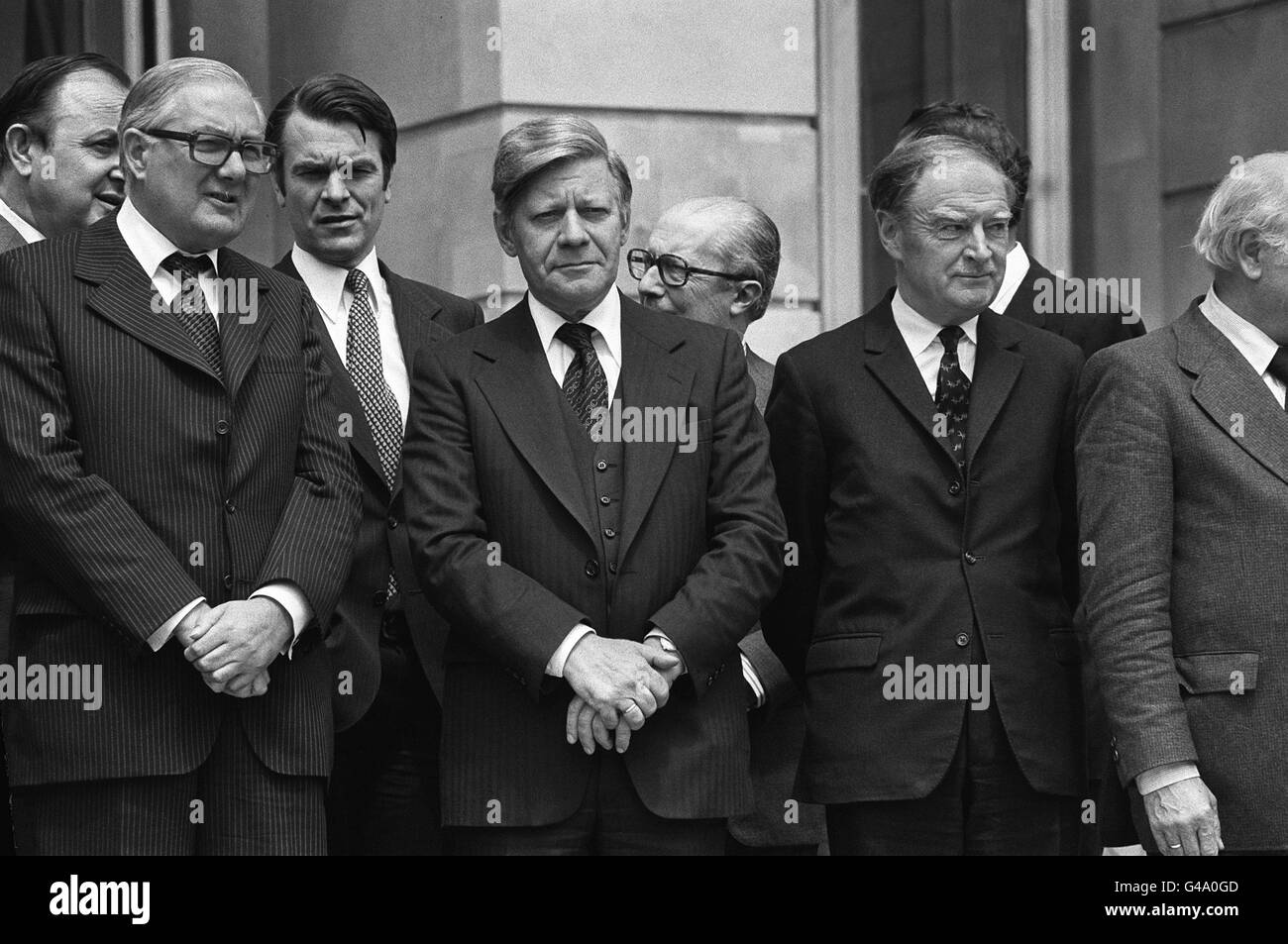 PA NEWS PHOTO 30/6/77 LE PREMIER MINISTRE JAMES CALLAGHAN est rejoint par les dirigeants européens à l'EXTÉRIEUR DE LANCASTER HOUSE À LONDRES À LA FIN DE LEUR RÉUNION AU SOMMET DE DEUX JOURS. À PARTIR DE LA DEUXIÈME GAUCHE SONT : MINISTRE DES AFFAIRES ÉTRANGÈRES, LE DR DAVID OWEN, Helmut Schmidt (Allemagne de l'Ouest) et Liam Cosgrave (Irlande). Banque D'Images