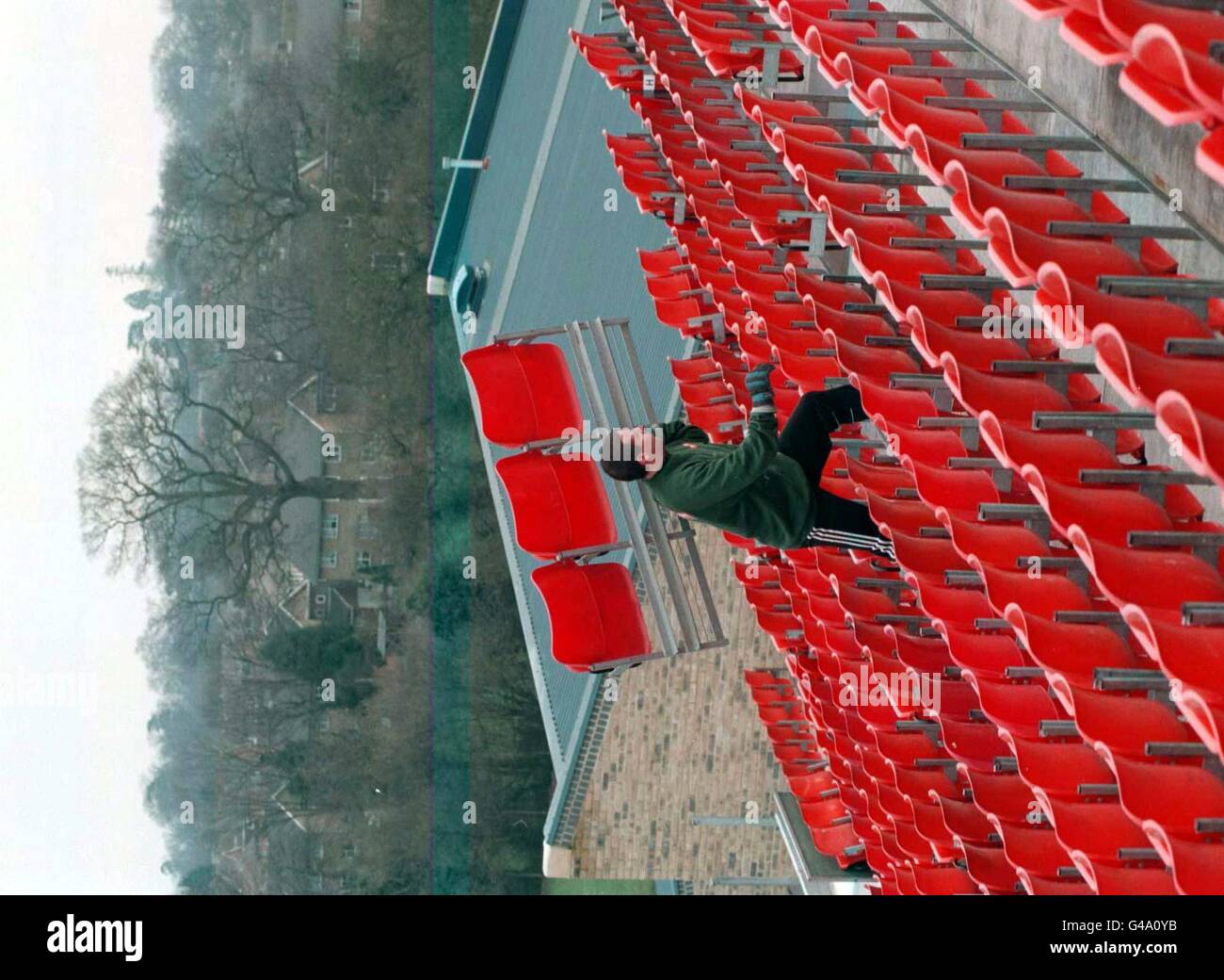 Un ouvrier ajoute de nouveaux sièges au nouveau stand du Stevenage FC qui a été érigé pour accueillir les supporters itinérants de Newcastle pour le match de la coupe FA de dimanche.Photo de Stefan Rousseau. Banque D'Images