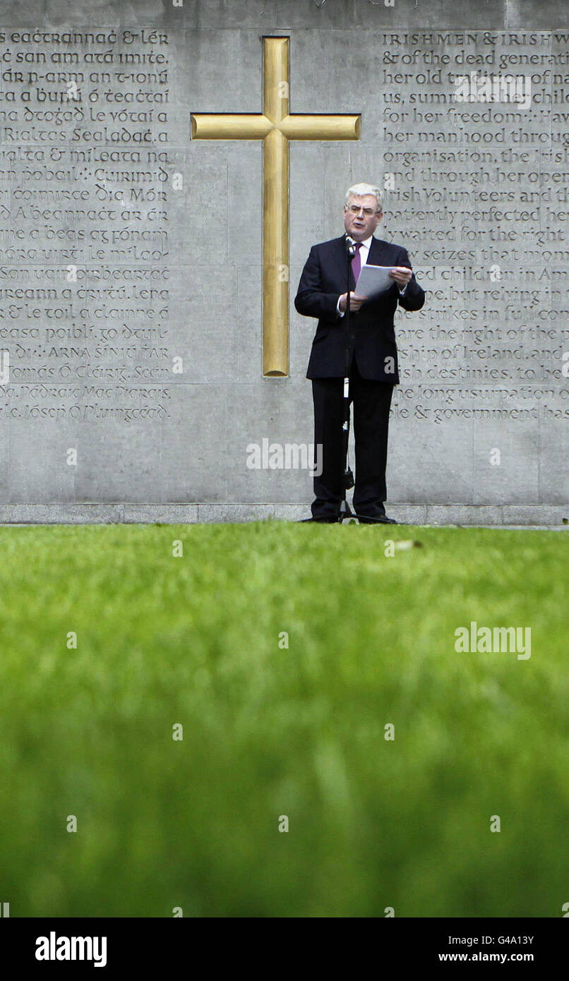 CULTURE ALTERNATIVE Tanaiste Eamon Gilmore prononce un discours lors de la commémoration annuelle de James Connolly au cimetière militaire d'Arbour Hill, à Dublin. Banque D'Images
