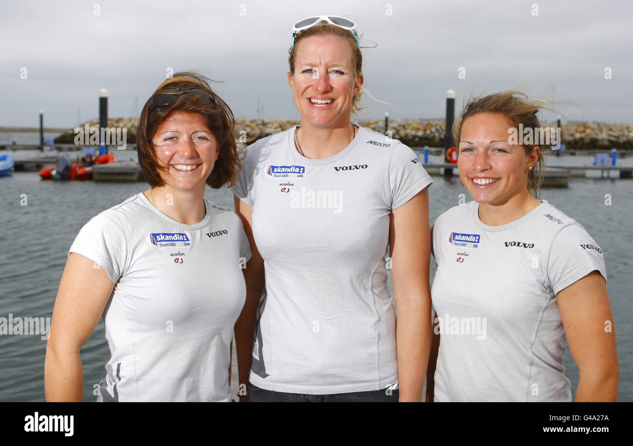 Les membres de l'équipe de voile olympique britannique participant à l'épreuve de course de match (de gauche à droite) Lucy MacGregor, Annie Lush et Kate MacGregor à la Weymouth et à la Portland National Sailing Academy, lieu de voile pour les Jeux Olympiques de Londres 2012. Banque D'Images