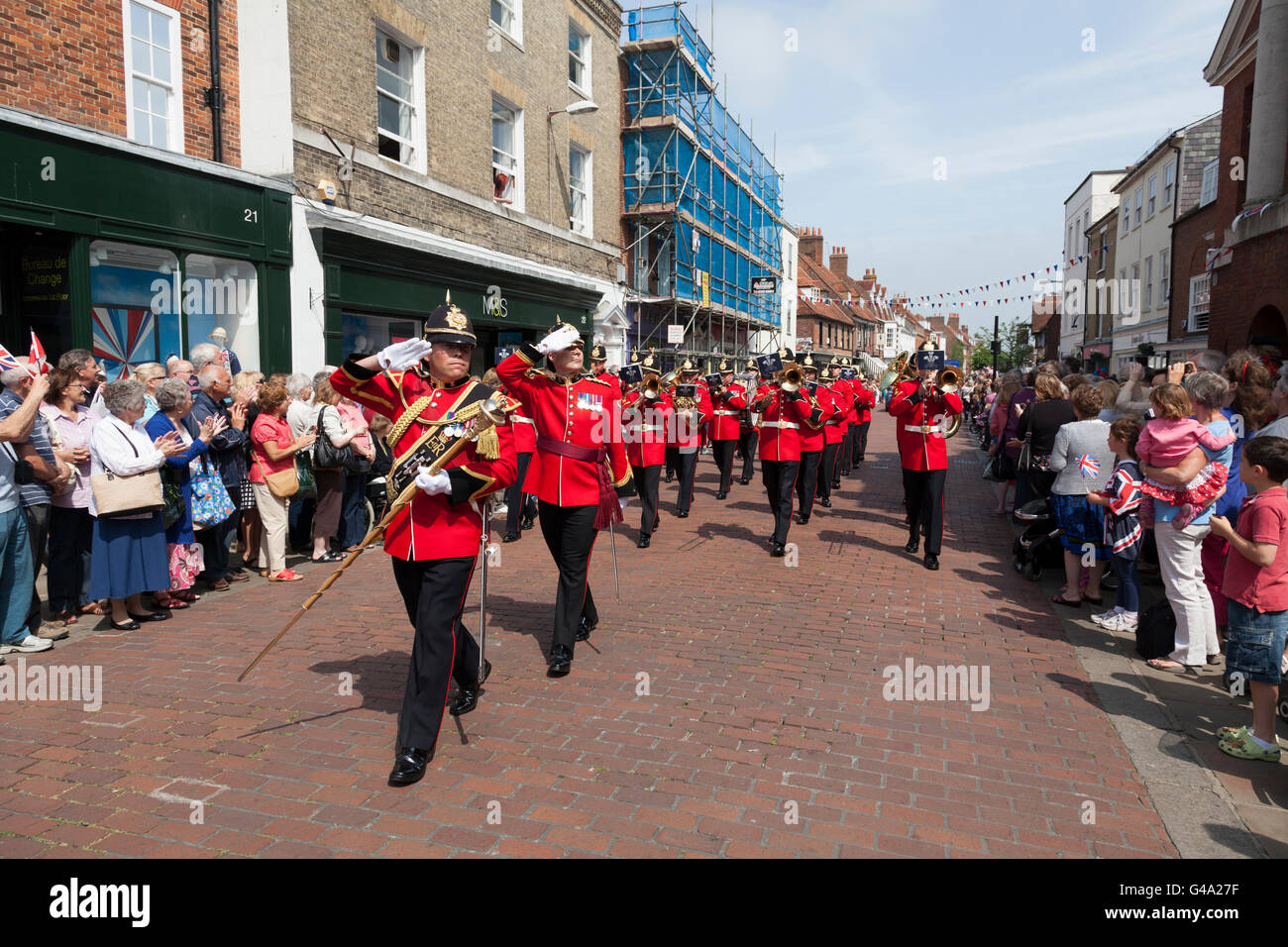 Marching Band militaire en procession pour célébrer le Jubilé de diamant de la Reine Elizabeth, Chichester, West Sussex, Angleterre Banque D'Images