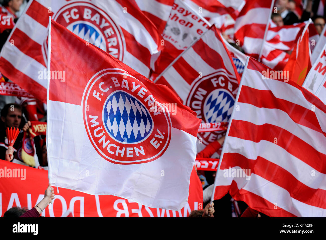 Brandissant des drapeaux, Bayern Munich fans, DFB, finale ou BVB Borussia Dortmund vs FC Bayern Munich 5-2, 05/12/2012, Stade olympique Banque D'Images