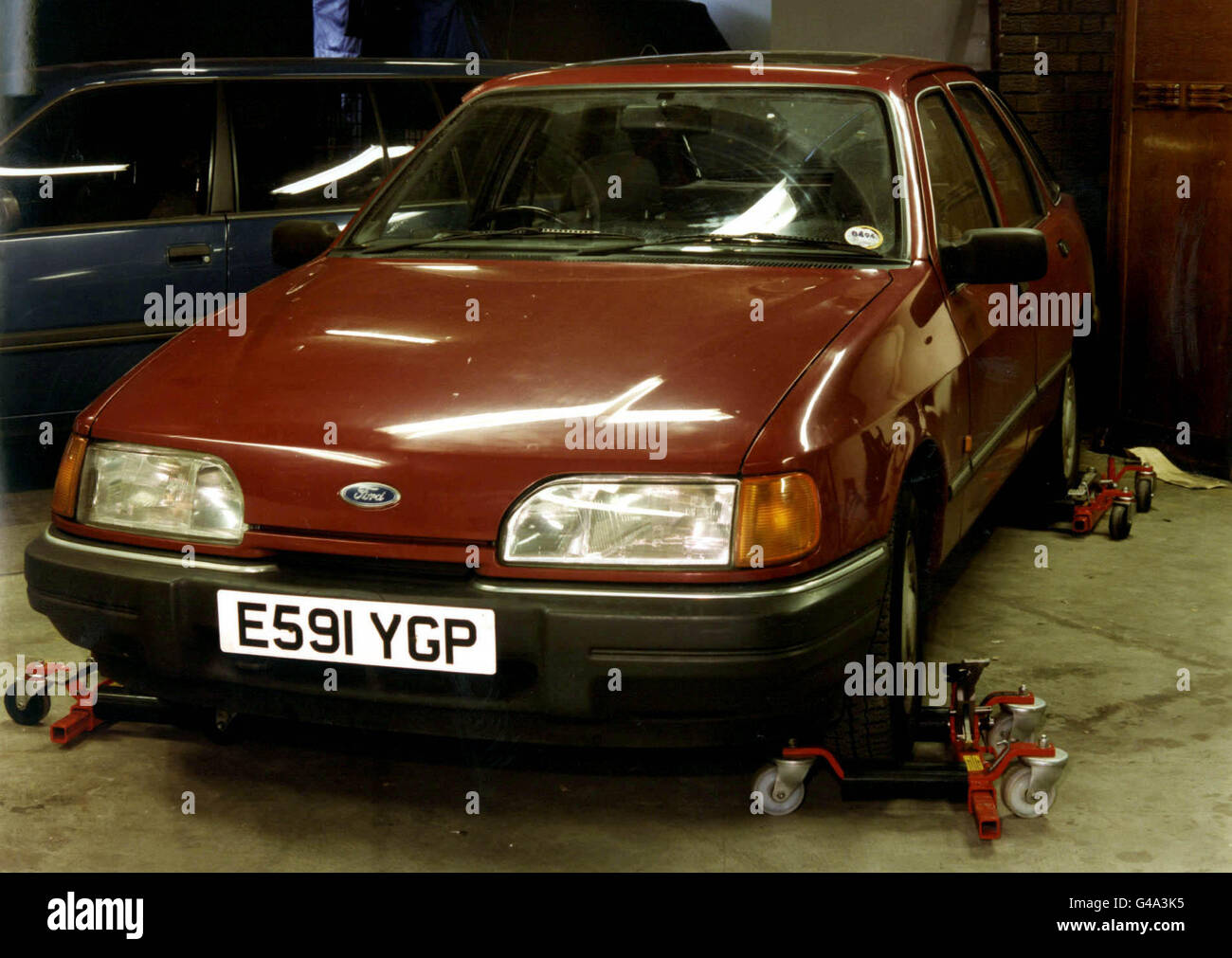 La police métropolitaine a publié une photo de Ford Sierra, indice E591 YGP, achetée le 17 février 1994 pour faciliter l'attaque au mortier contre l'aéroport de Heathrow la même année.L'empreinte de la paume de Michael Gallagher figure sur le document d'immatriculation du véhicule.La Sierra a été identifiée par des témoins et a été reliée avec des preuves de fibres au garage de West Hampstead et aux deux sites de mortier terrestres.Gallagher a été reconnu coupable aujourd'hui (mardi) et condamné à 20 ans d'emprisonnement pour avoir été un personnage clé dans les attentats.Voir PA Story COURTS Gallagher.UTILISATION ÉDITORIALE. Banque D'Images