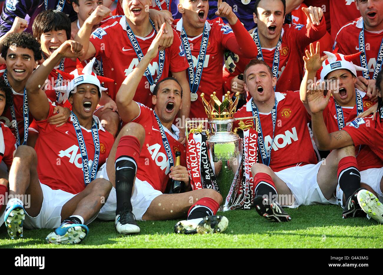 Les joueurs de Manchester United célèbrent avec le trophée Barclays Premier League Banque D'Images