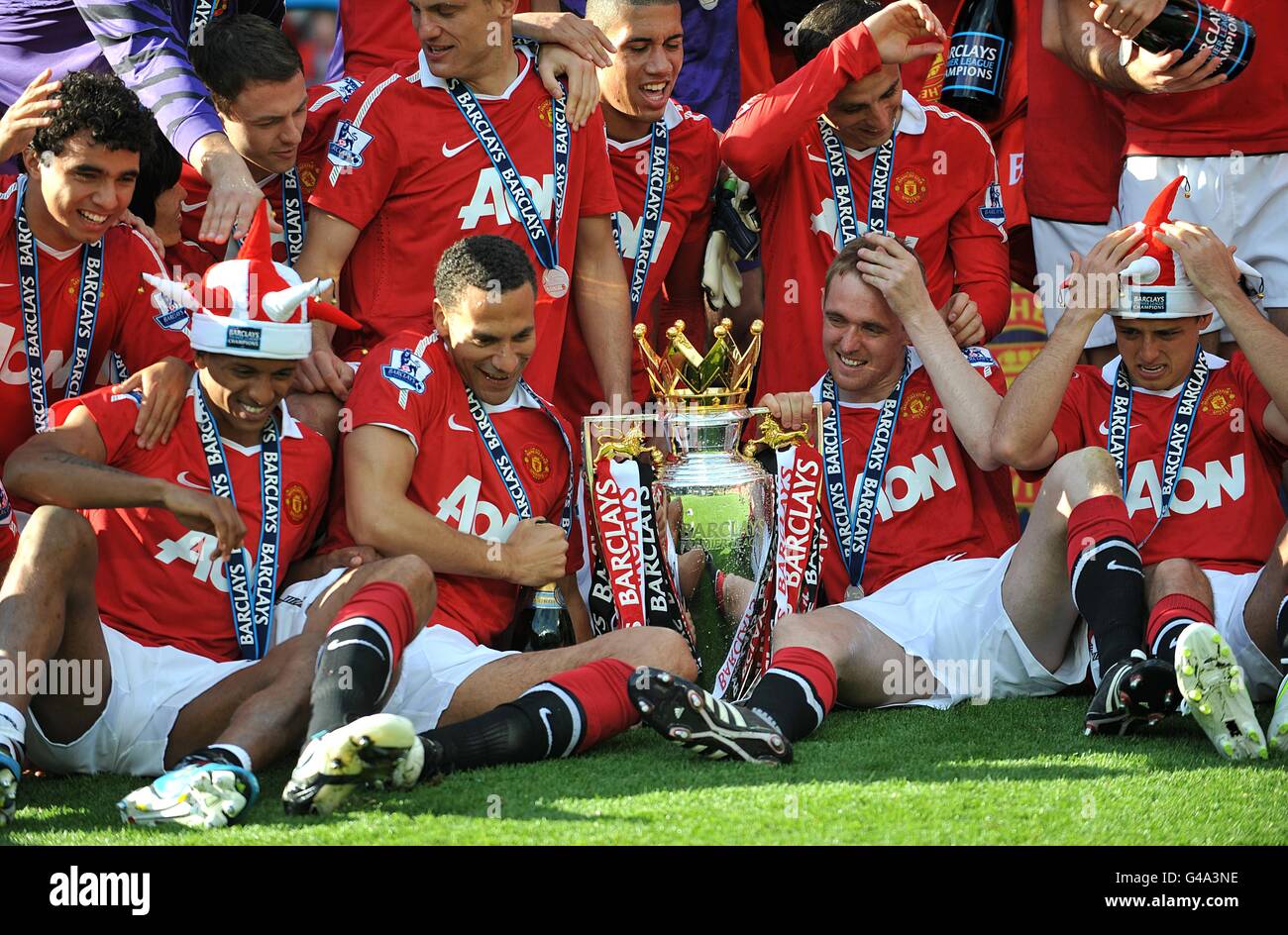 Football - Barclays Premier League - Manchester United / Blackpool - Old Trafford.Les joueurs de Manchester United célèbrent avec le trophée Barclays Premier League Banque D'Images