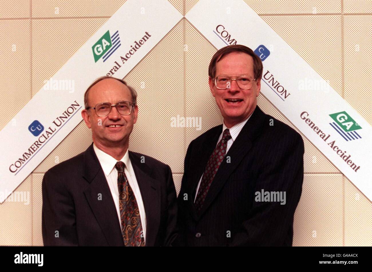Le directeur général du syndicat commercial, sir John carter (à gauche) et le directeur général des accidents, Bob Scott, au cours de la séance photo d'aujourd'hui (Weds) à Londres, où ils ont annoncé leur fusion. Photo de Peter Jordan. Voir PA Story CITY Insurance. Banque D'Images