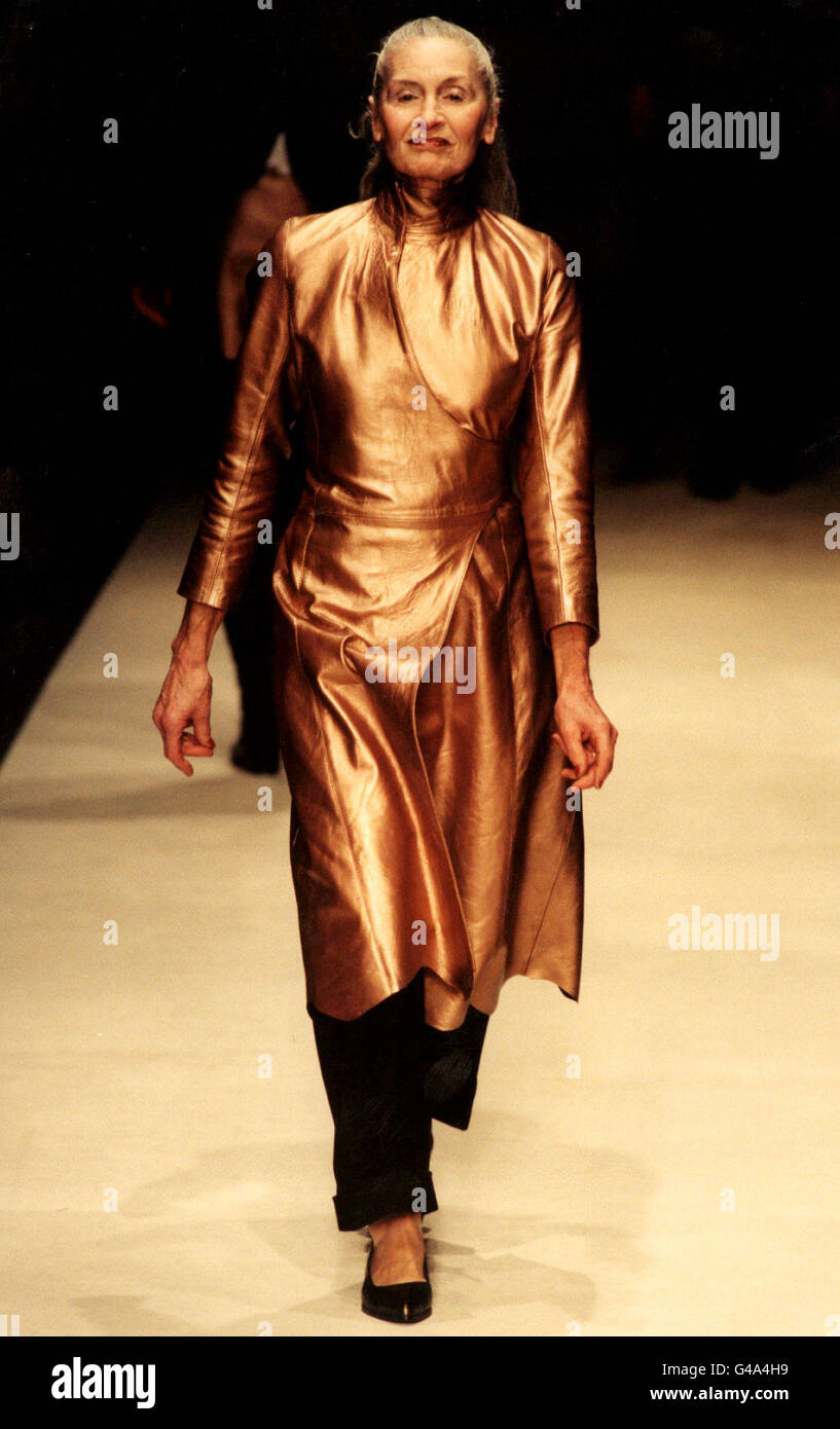 PA NEWS PHOTO : 21/2/98 : UN MODÈLE PORTE UNE ROBE ROUGE DE LA MORT OU DE COLLECTION AUTOMNE/HIVER 98/99 À LA LONDON FASHION WEEK. PHOTO PAR NEIL MUNNS Banque D'Images