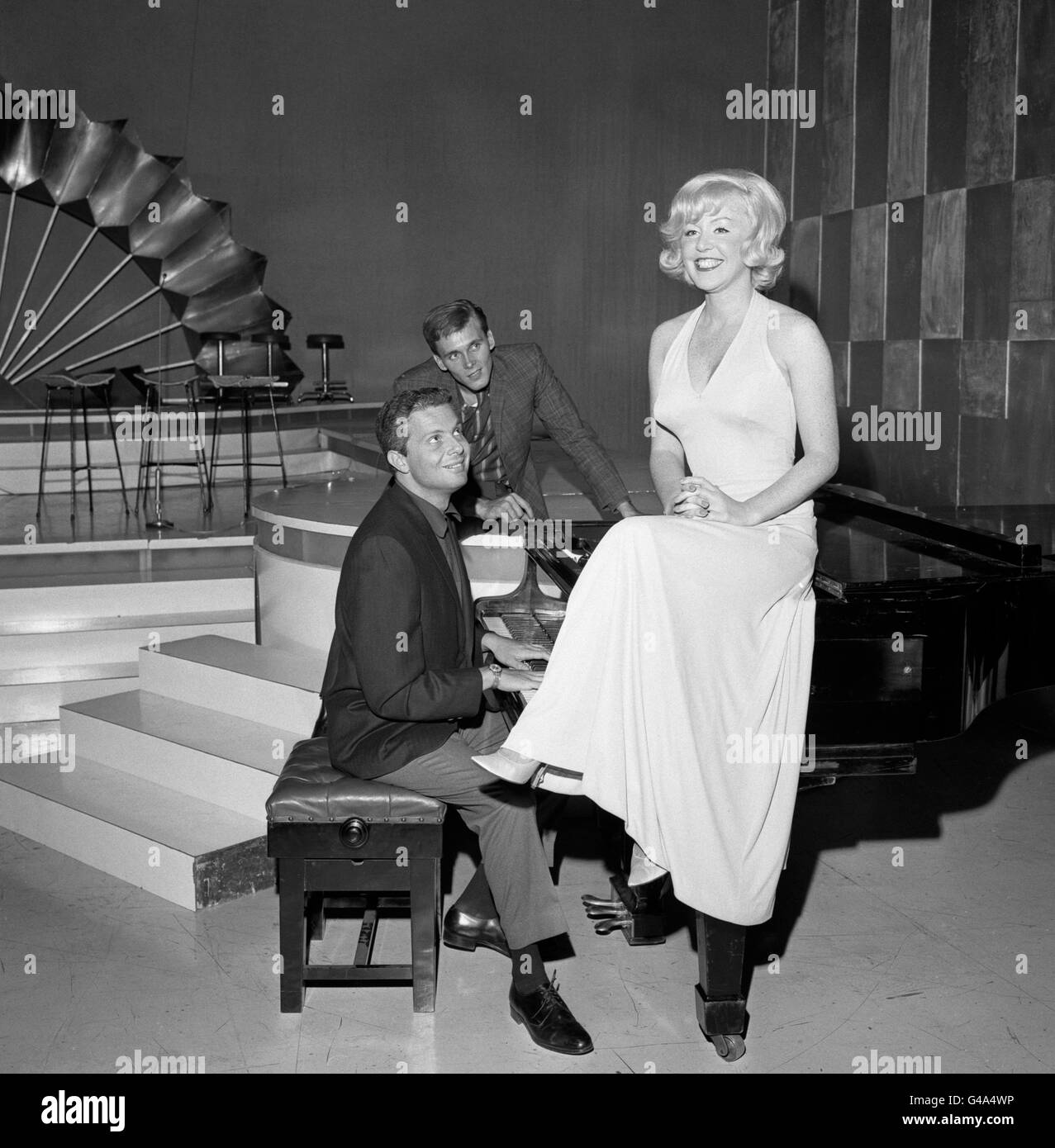 La chanteuse Kathy Kirby répète son nouveau spectacle de la BBC « The Kathy Kirby Show », avec le pianiste américain Peter Nero (au piano) et la chanteuse britannique Billy Fury (arrière-plan) Banque D'Images