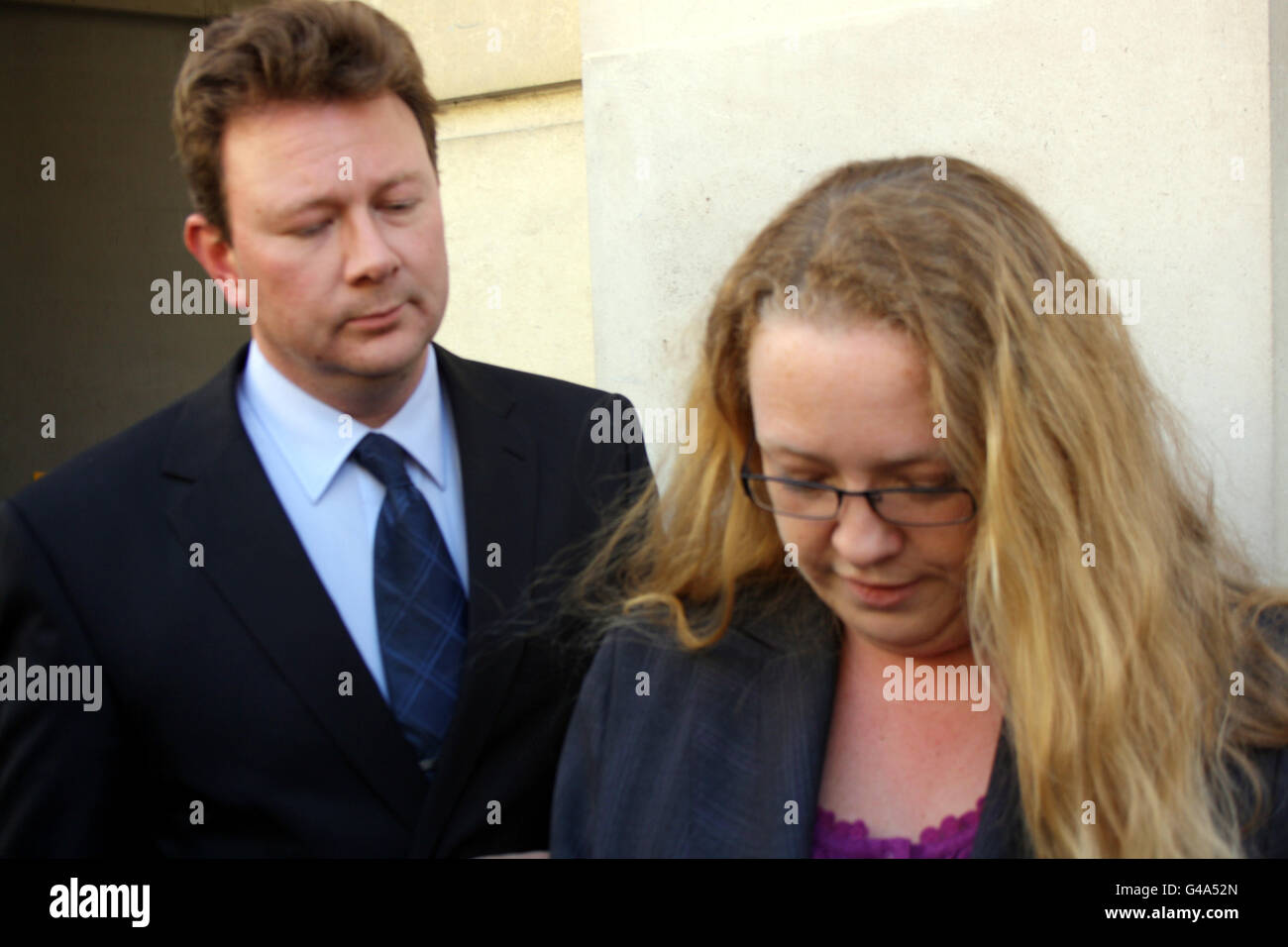 : Mark Bruton-Young et son épouse Clare quittent le tribunal de la Couronne de Bristol aujourd'hui après avoir été acquitté du meurtre de sa petite fille Harriet. Banque D'Images