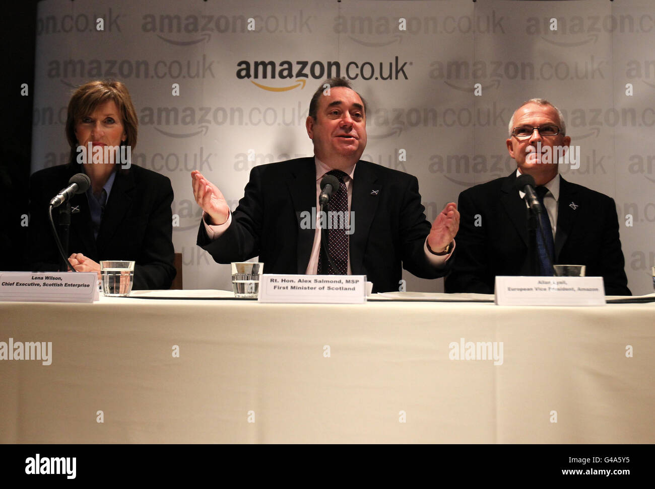 Le premier ministre écossais, Alex Salmond (au centre), le directeur général de Scottish Enterprise, Lena Wilson, et le vice-président des opérations européennes et des services à la clientèle, Allan Lyall, à Amazon, au château d'Édimbourg, où 950 nouveaux emplois ont été annoncés aujourd'hui pour le détaillant en ligne Amazon. Banque D'Images