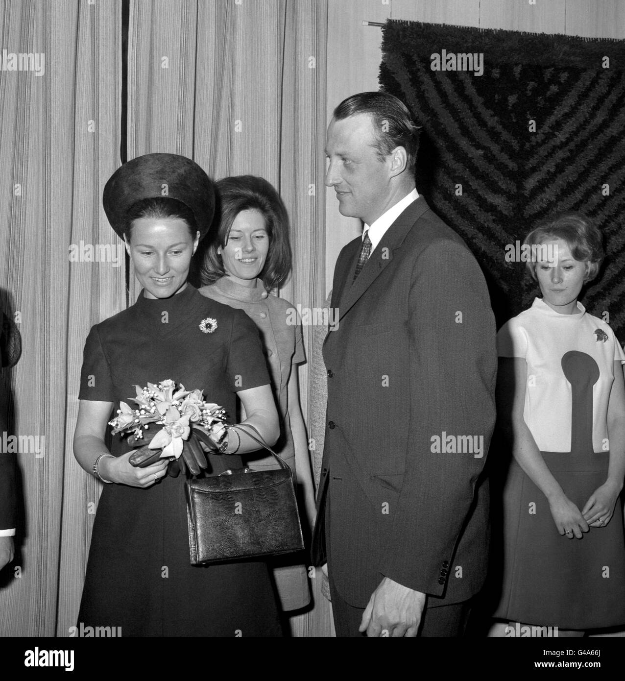 Le prince héritier Harald, de Norvège, regarde sa femme de portefeuille posy, la princesse Sonja, lors de leur premier engagement officiel en Grande-Bretagne depuis leur mariage, lorsqu'ils ont ouvert le Norway Trade Center à Pall Mall, Londres. Banque D'Images