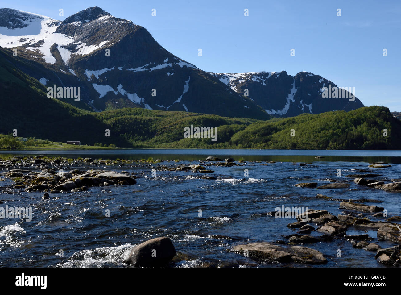 Peu de flux avec les montagnes en arrière-plan depuis le nord de la Norvège. Banque D'Images