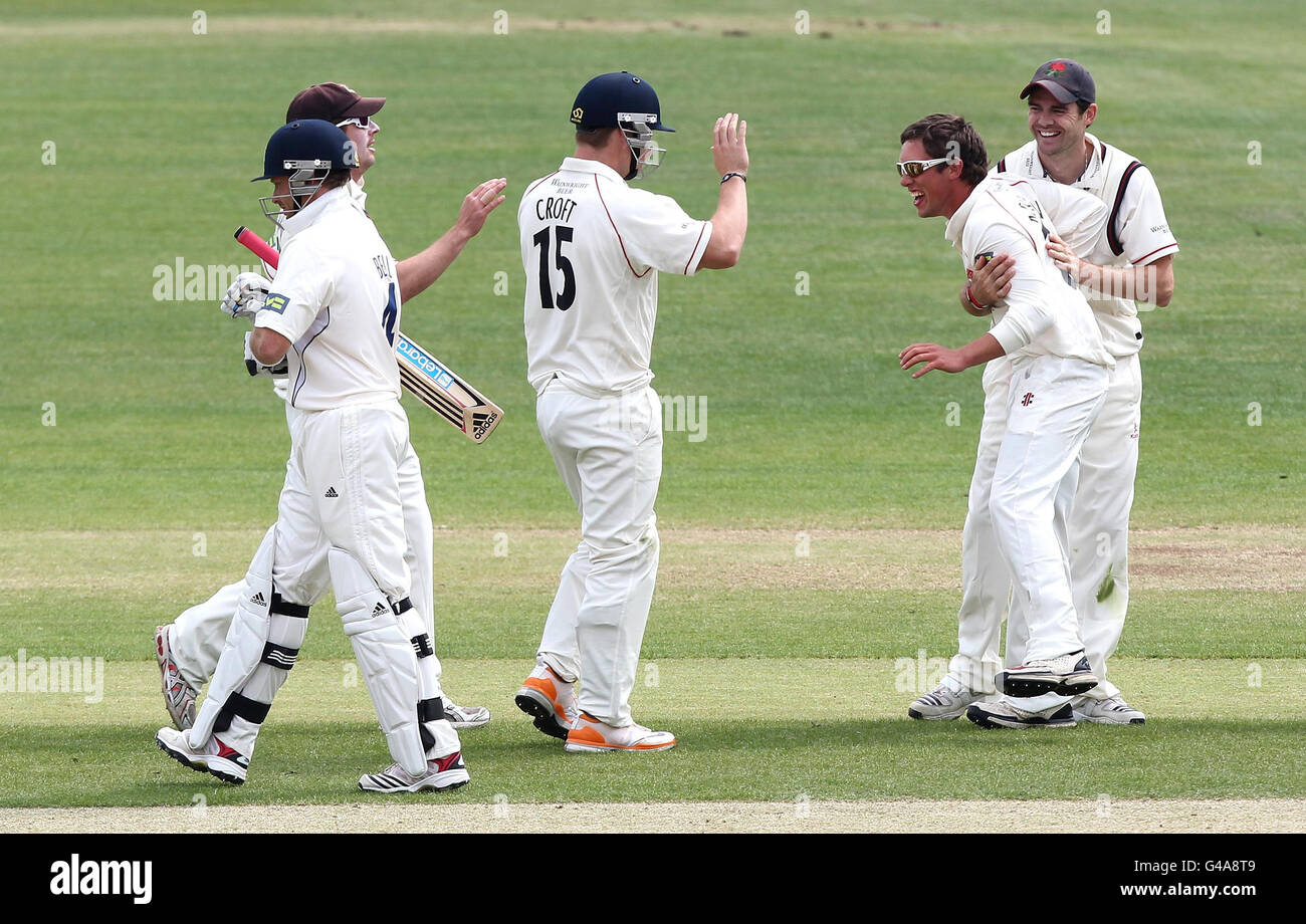 Simon Kerrigan du Lancashire célèbre avec James Anderson et Steven Croft après avoir pris le cricket d'Ian Bell dans le Warwickshire lors d'un match de championnat du comté de LV à Edgbaston, Birmingham. Banque D'Images