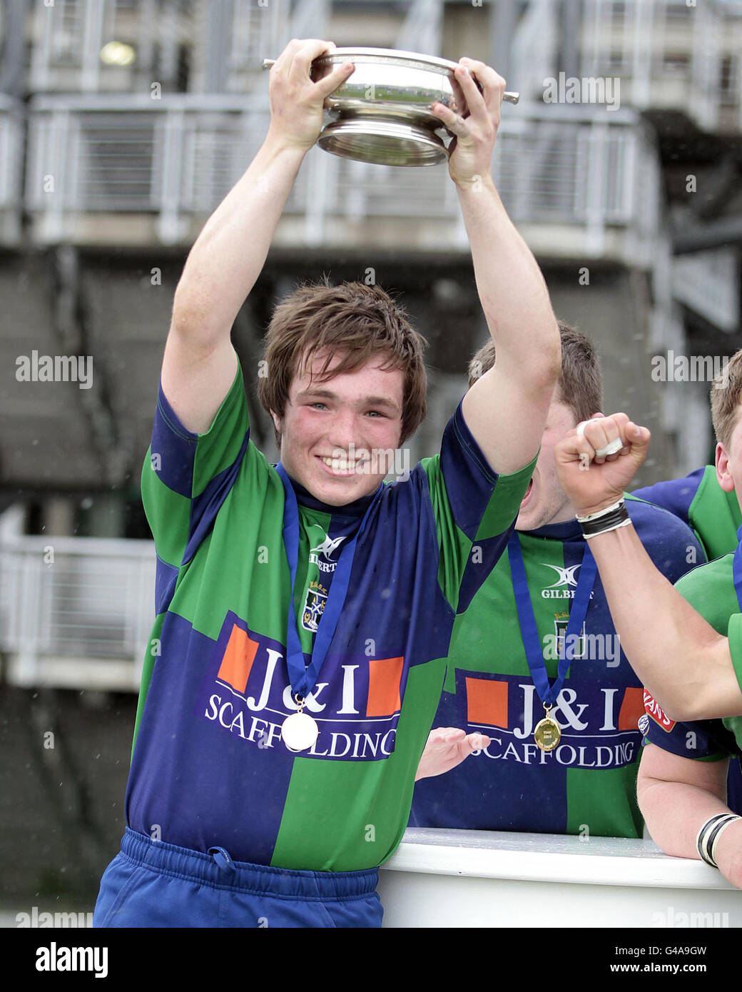 Le capitaine de Boroughmuir, Ross Latto, lève le coupe des moins de 18 ans de la Ligue nationale de la jeunesse du rugby écossais après avoir battu Kilmarnock lors des finales nationales de la jeunesse au stade Murrayfield, à Édimbourg. Banque D'Images