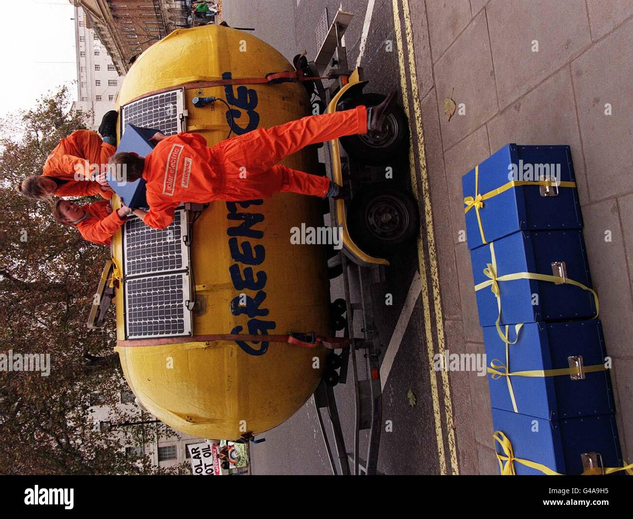 Les travailleurs de Greenpeace déchargent des boîtes de signatures du Pod, la capsule surviale de Greenpeace, pour présenter aujourd'hui (lundi) la pétition signée par plus d'un quart de million de personnes demandant au Premier ministre Tony Blair de prendre des mesures contre le changement climatique et de mettre fin à de nouvelles explorations pétrolières au large des côtes britanniques. Photo de Sean Dempsey /PA. Banque D'Images