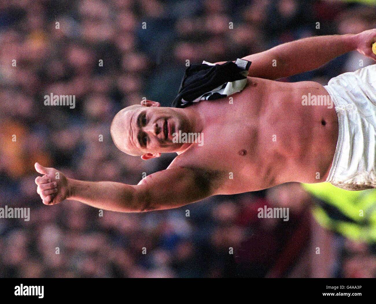Richard Cockerill, le sweat à capuche de l'équipe de rugby d'Angleterre, salue la foule d'Old Trafford après la brave exposition de samedi dernier contre les All Blacks. Le jeu de Cockerills et la confrontation avec Norm Hewitt pendant le Haka lui ont fait un favori avec la foule de liquidation et il est nommé dans l'équipe à prendre sur l'Afrique du Sud ce samedi. Photo John Giles.PA. Banque D'Images