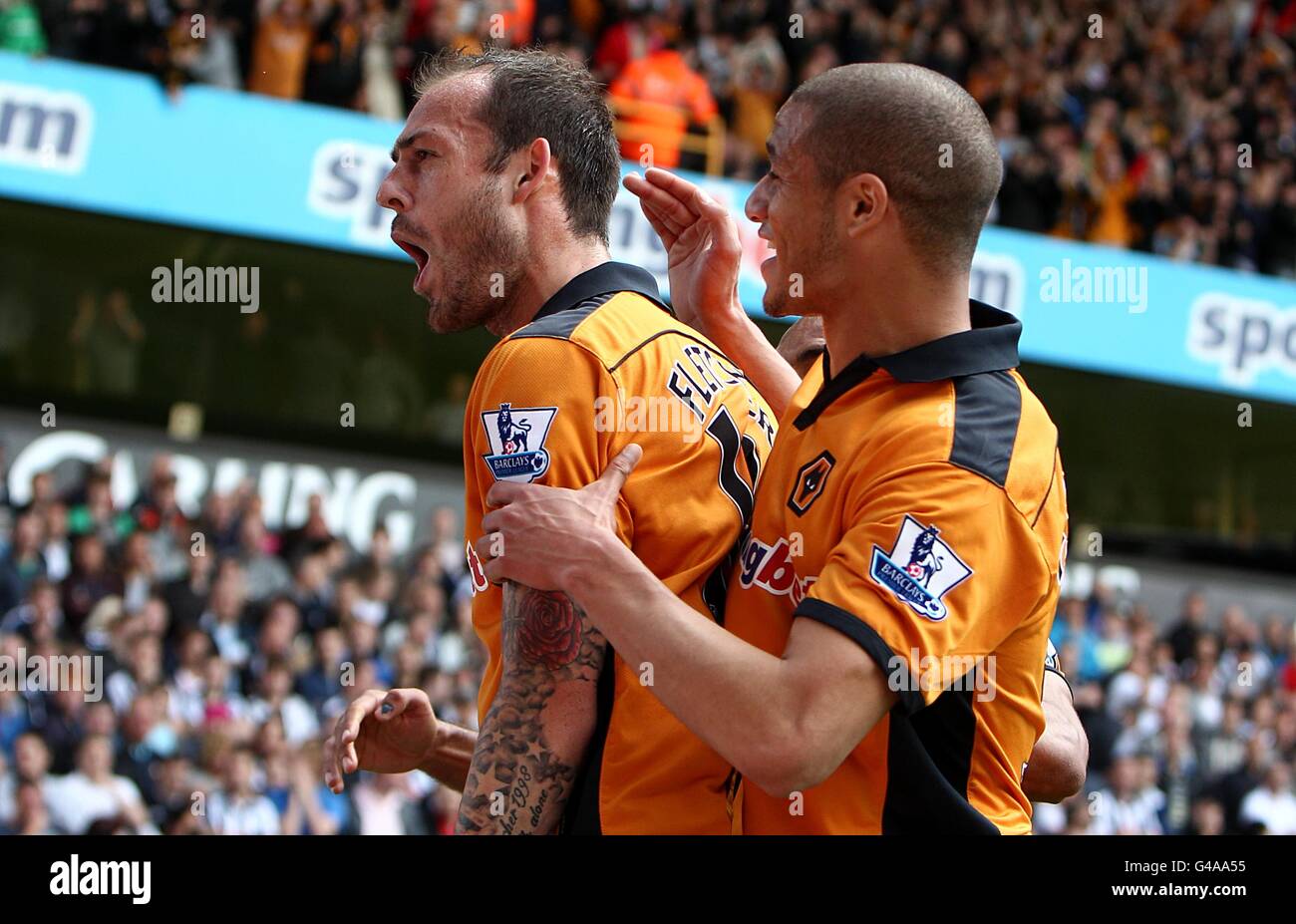 Steven Fletcher (au centre) de Wolverhampton Wanderers célèbre le premier score de son côté But du jeu avec son coéquipier Adlene Guedioura (à droite) Banque D'Images