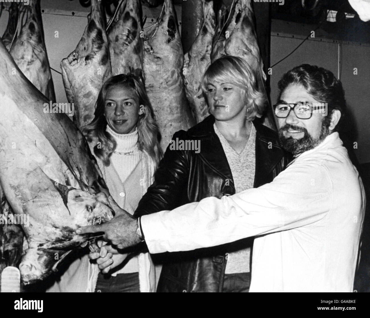 Ken Monger, un vendeur de viande de Smithfield Meat Market, explique les différentes coupes de viande à Marina Makeeva, championne de haies de 400 m (à gauche) et Svetlana Melinikova, championne de mise de balle (au centre) Banque D'Images