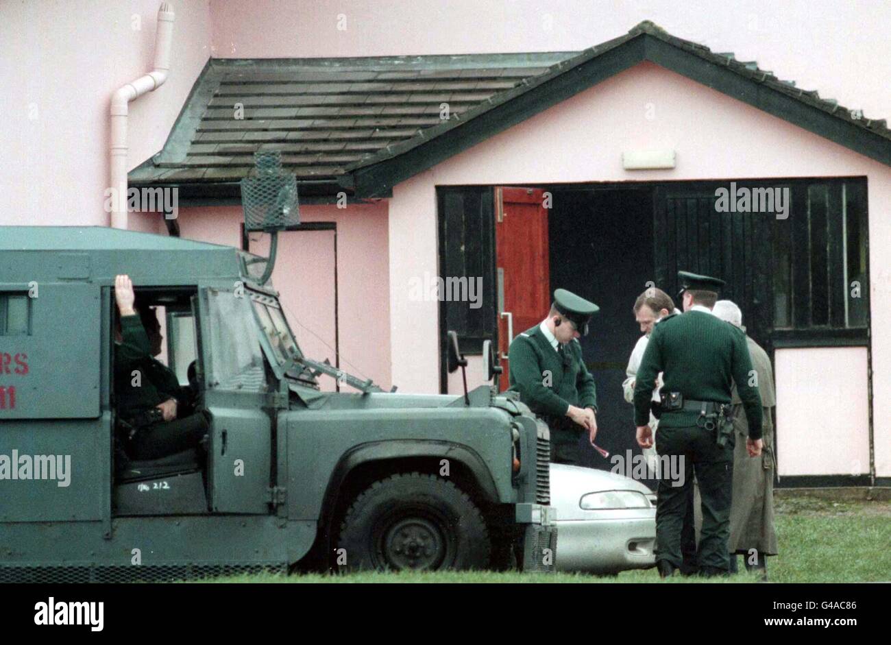 La police inspecte l'entrée de la discothèque à l'hôtel Glengannon, près de Dunganon aujourd'hui (dimanche) où le portier et ancien prisonnier républicain, Seamus Dillon, a été abattu hier soir dans une attaque de représailles pour le meurtre de l'INLA à la prison Maze de la meilleure paramilitaires loyalistes, Billy Wright, hier matin. Voir PA Story ULSTER Shootings Lead. Photo de Paul Hamilton/PA Banque D'Images