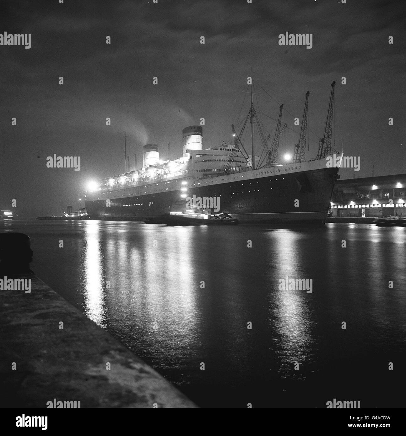 PA NEWS PHOTO 5/11/68 83 000 LA TONNE CUNARDER D' QUEEN ELIZABETH À SOUTHAMPTON À 13 heures ce matin, COMME ELLE EST ARRIVÉE DE NEW YORK OÙ ELLE A BÉNÉFICIÉ D'UNE CÉRÉMONIE D'AU REVOIR après sa dernière traversée de l'ATLANTIQUE DANS LE SERVICE DE CUNARD. Banque D'Images