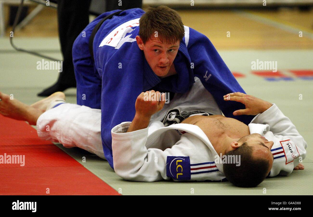 Jack Webb (en haut) en action contre Julien Ottaviani en France pendant le premier jour de la coupe d'Europe au centre de loisirs K2 de Crawley. Banque D'Images