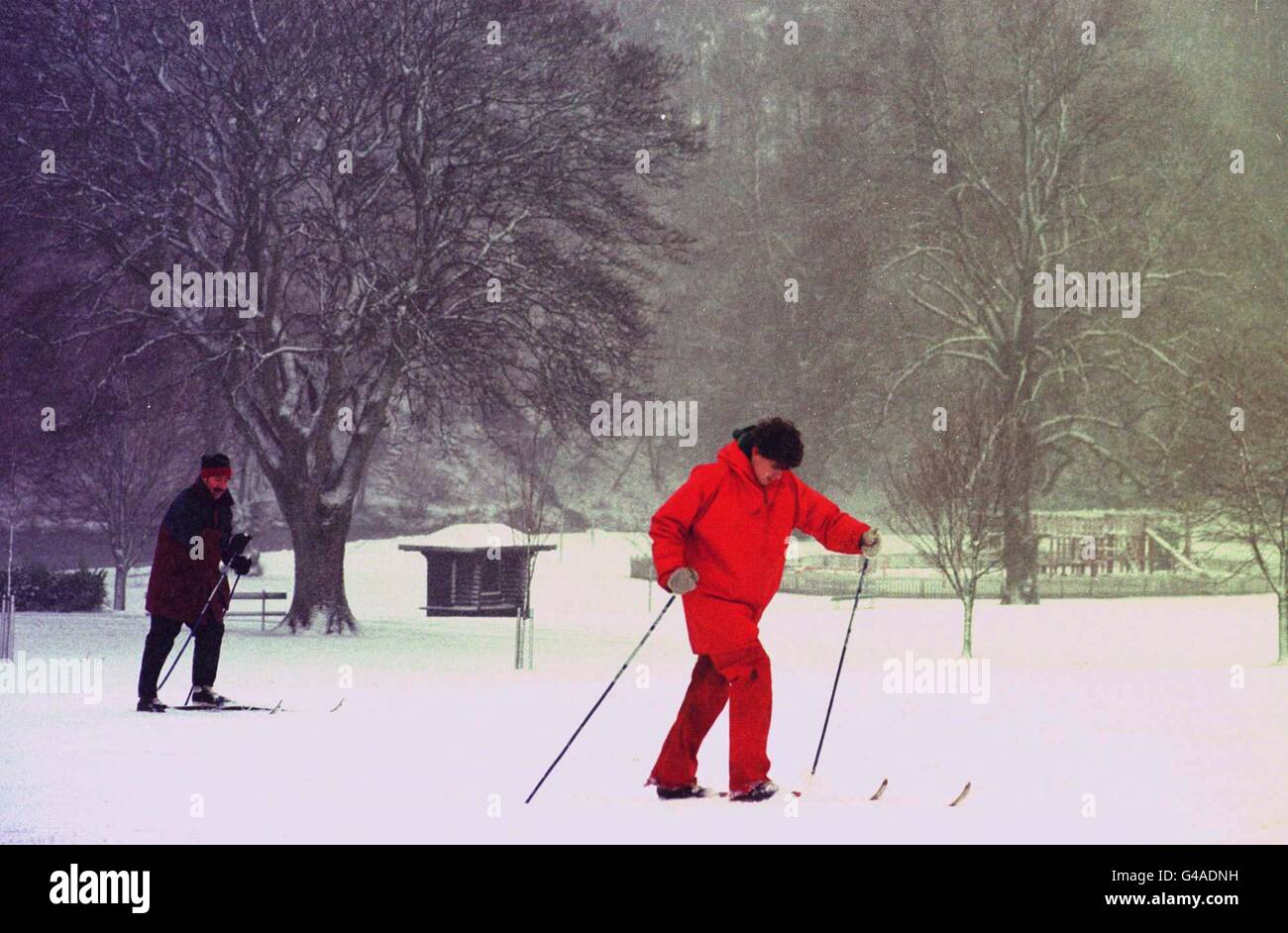 Le ski est devenu le meilleur moyen de voyager, à Édimbourg, alors que la neige s'étendait aujourd'hui à travers les frontières (lundi). Voir PA Story MÉTÉO neige. Photo de David Cheskin. Banque D'Images