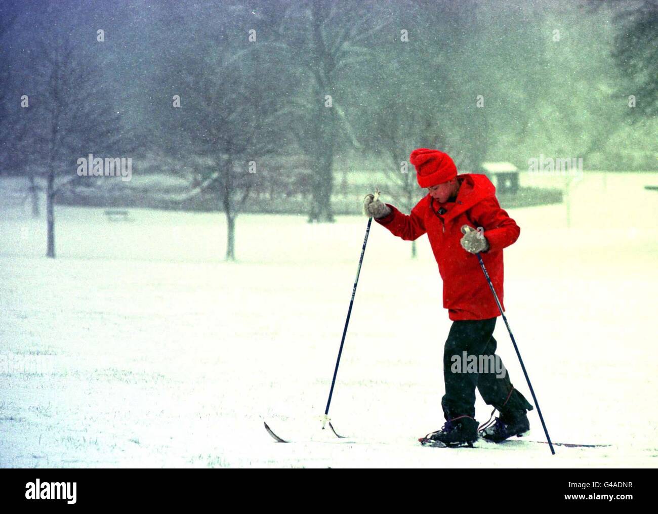 Le ski est devenu le meilleur moyen de voyager, à Édimbourg, alors que la neige s'étendait aujourd'hui à travers les frontières (lundi). Voir PA Story MÉTÉO neige. Photo de David Cheskin. Banque D'Images