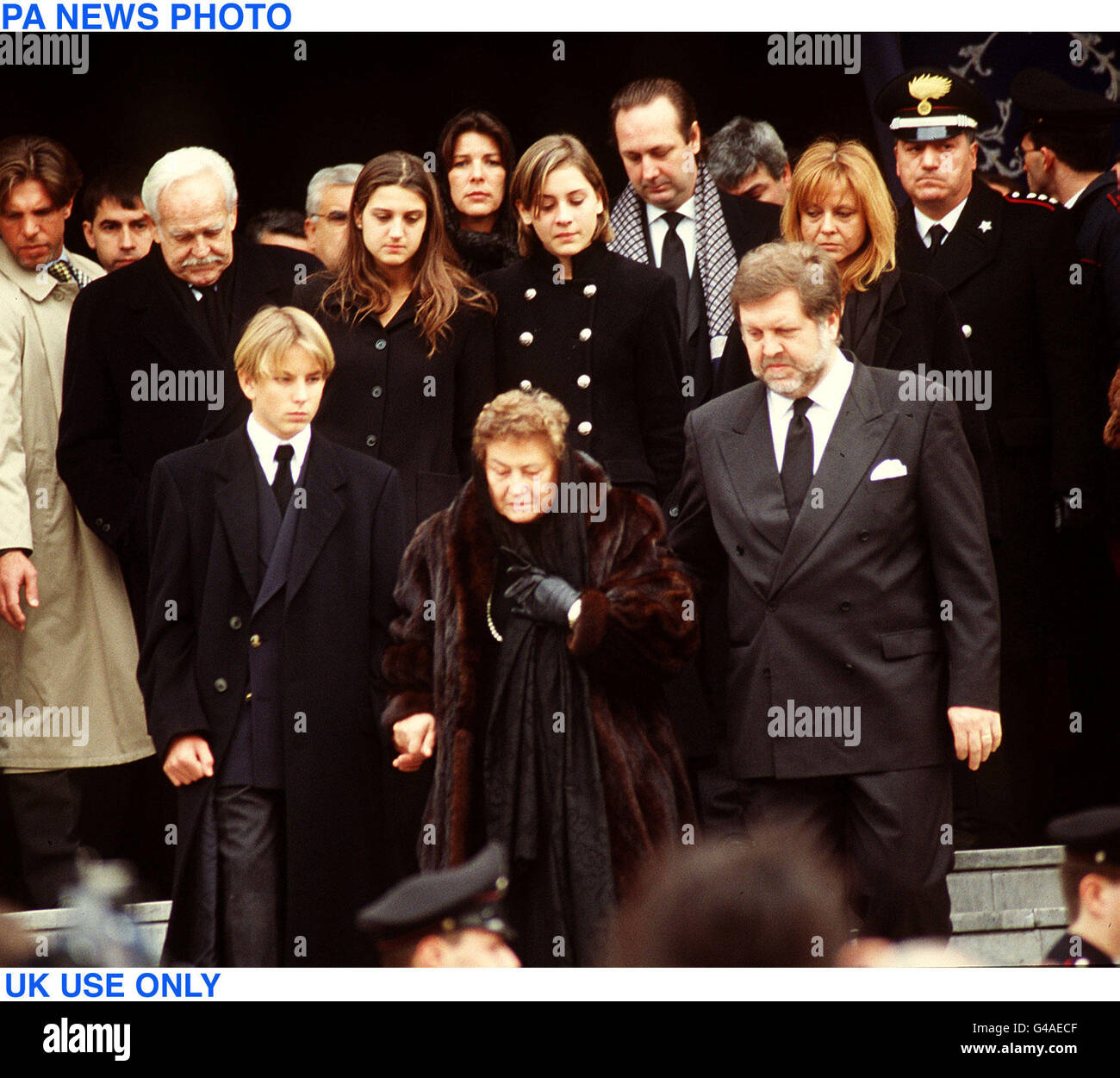 PA NEWS PHOTO : 26/1/98 : BRITANNIQUE N'UTILISEZ QUE LE PRINCE RAINIER ET LA PRINCESSE CAROLINE DE MONACO À L'ENTERREMENT DE GIANCARLO CASIRAGHI, LE PÈRE DE STEFANO CASIRAGHI. Également DANS L'IMAGE EST LE FILS DÉCÉDÉ ET VEUVE Banque D'Images