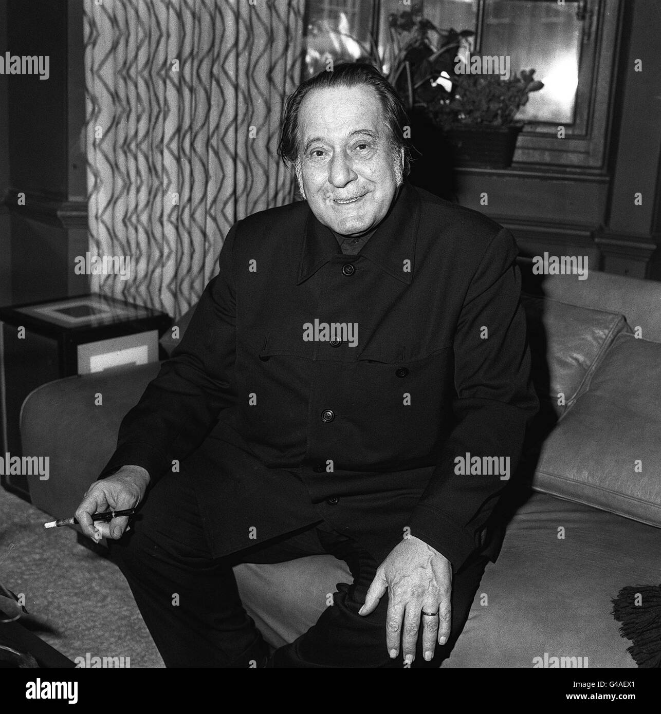 PA NEWS PHOTO AVRIL 1977 L'artiste italien Pietro Annigoni QUI ATTEINT UNE RENOMMÉE INTERNATIONALE EN 1955 AVEC SON PORTRAIT DE LA REINE. ANNIGONI EST MORT À FLORENCE À L'ÂGE DE SOIXANTE-DIX-HUIT. Banque D'Images