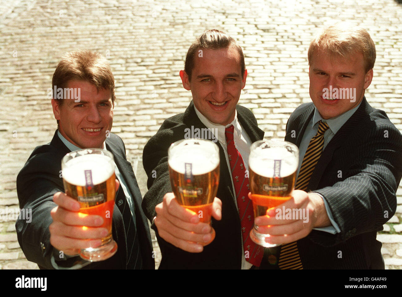 PA NEWS PHOTO 4/10/94 JOUEURS INTERNATIONAUX DE RUGBY (TOR GAUCHE À DROITE) CRAIG CHALMERS, RUPERT MOON ET SIMON GEOGHEGAN ONT ANNONCÉ QUE HEINEKEN EST À SPNSOR LA COUPE DU MONDE DE RUGBY 1995 À LONDRES Banque D'Images