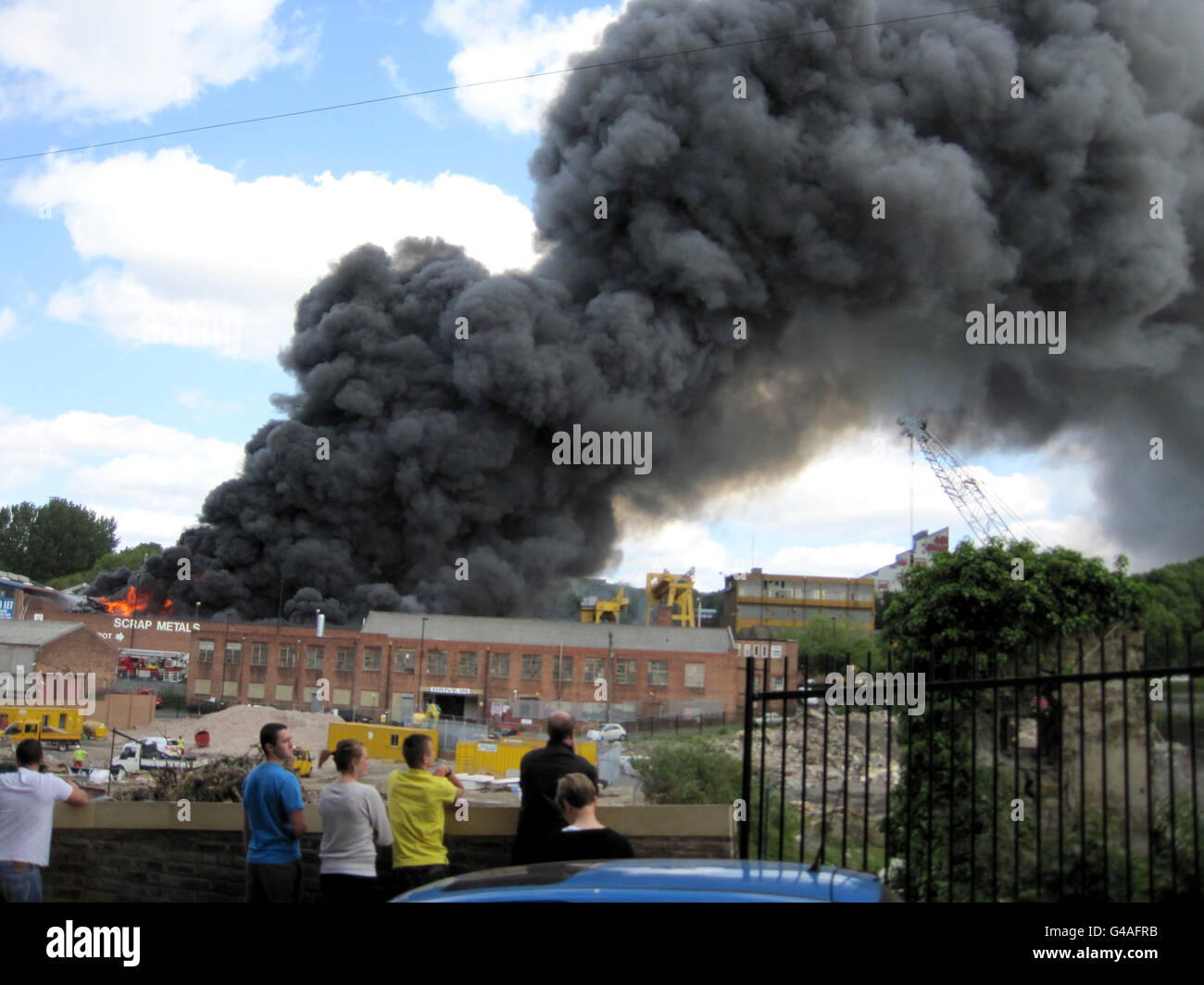 Une vue générale de la scène d'un incendie dans un ancien cimetière de Byker, Newcastle. Banque D'Images