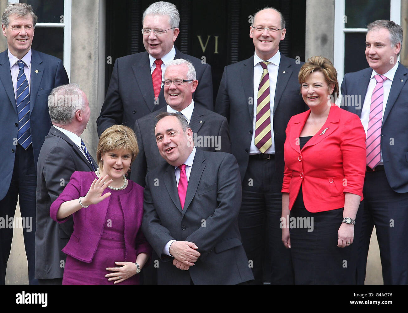 Le Premier ministre écossais Alex Salmond se dresse sur les marches de Bute House, Édimbourg avec son adjoint Nicola Sturgeon et son nouveau Cabinet (rangée arrière, de gauche à droite) le secrétaire à la Justice Kenny MacAskill MSP, le secrétaire à l'éducation Michael Russell MSP, le secrétaire aux Finances John Swinney, le ministre des Affaires rurales Richard Lochhead MSP (rangée du milieu, De gauche à droite) Alex Neil MSP, secrétaire à l'infrastructure, Bruce Crawford MSP et Fiona Hyslop, secrétaire à la Culture. Banque D'Images