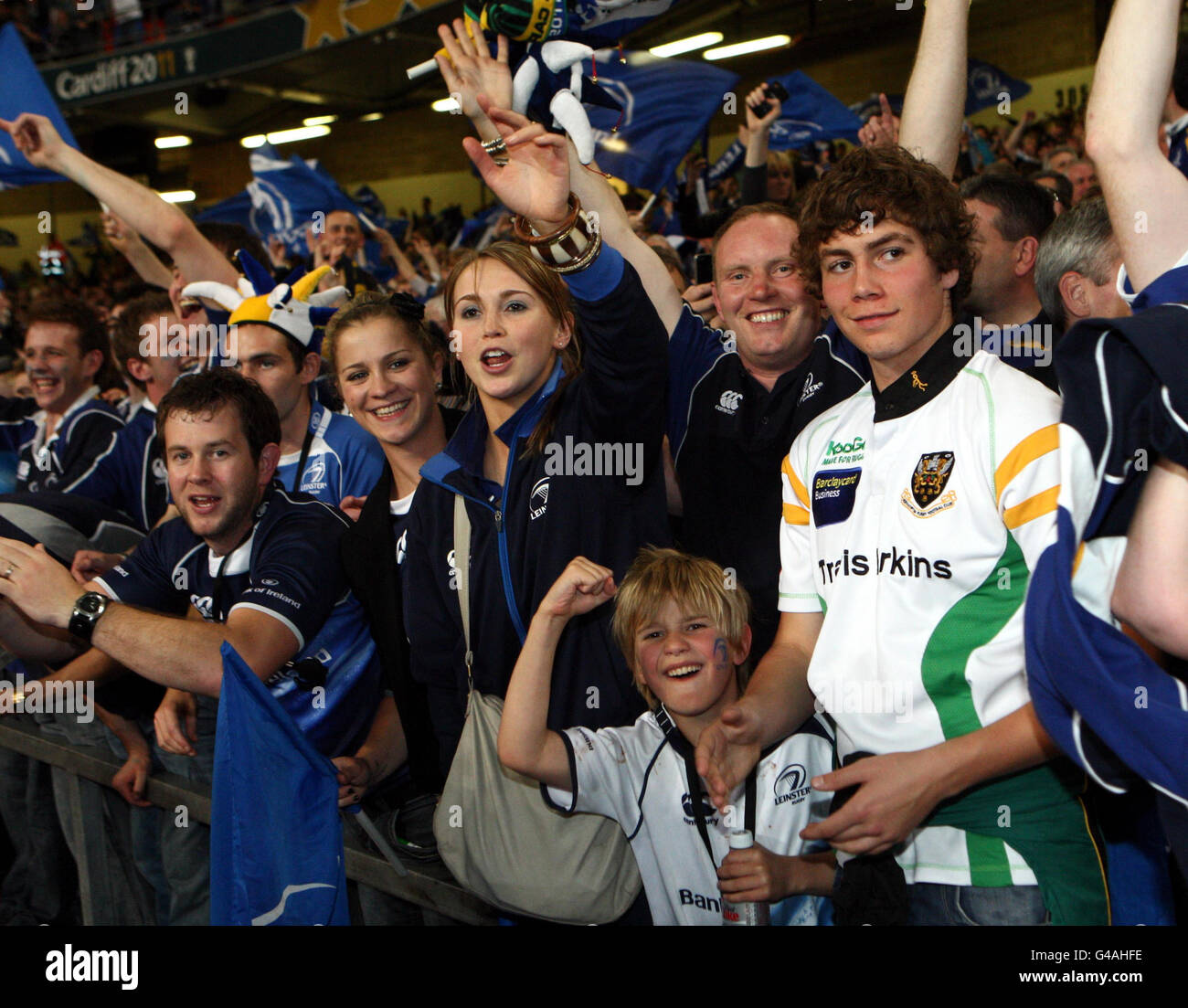 Les fans de Leinster célèbrent leur victoire sur Northampton Saints lors de la finale de la coupe Heineken au Millennium Stadium, Cardiff. Banque D'Images