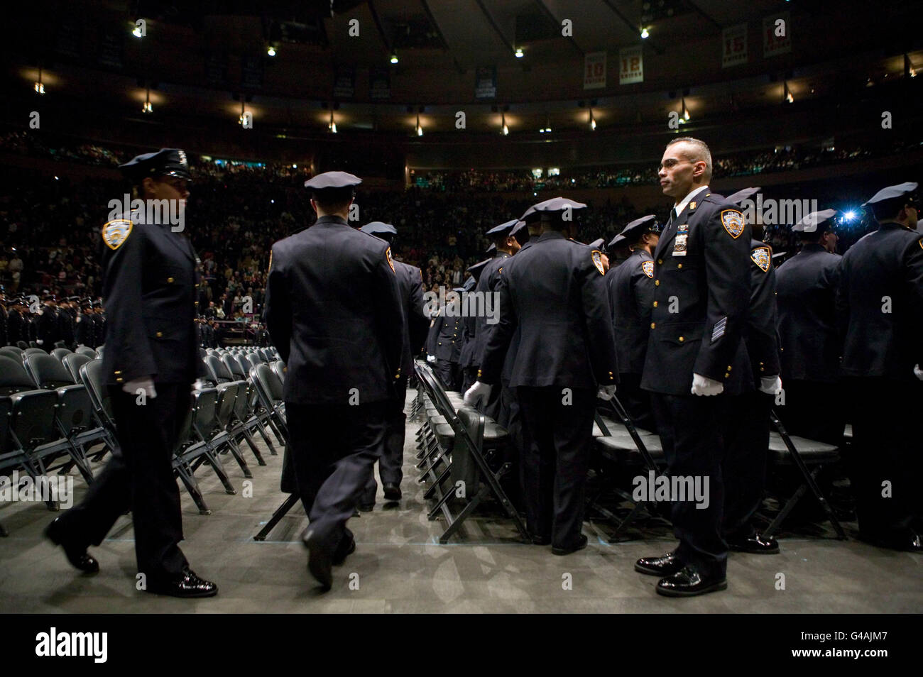 Recrues appartenant au département de la police de New York's promotion de 2005 prennent leurs positions au Madison square garden avant Banque D'Images