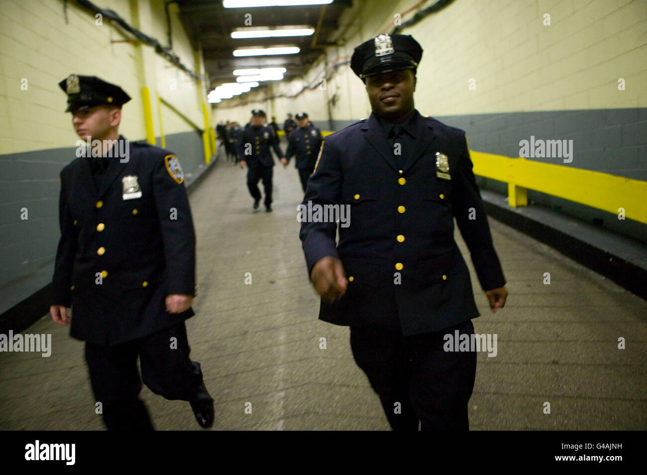 Les agents de police nouvellement assermentés à quitter le Madison square garden après avoir obtenu le nypd promotion de 2005, 29 décembre 2005, Banque D'Images