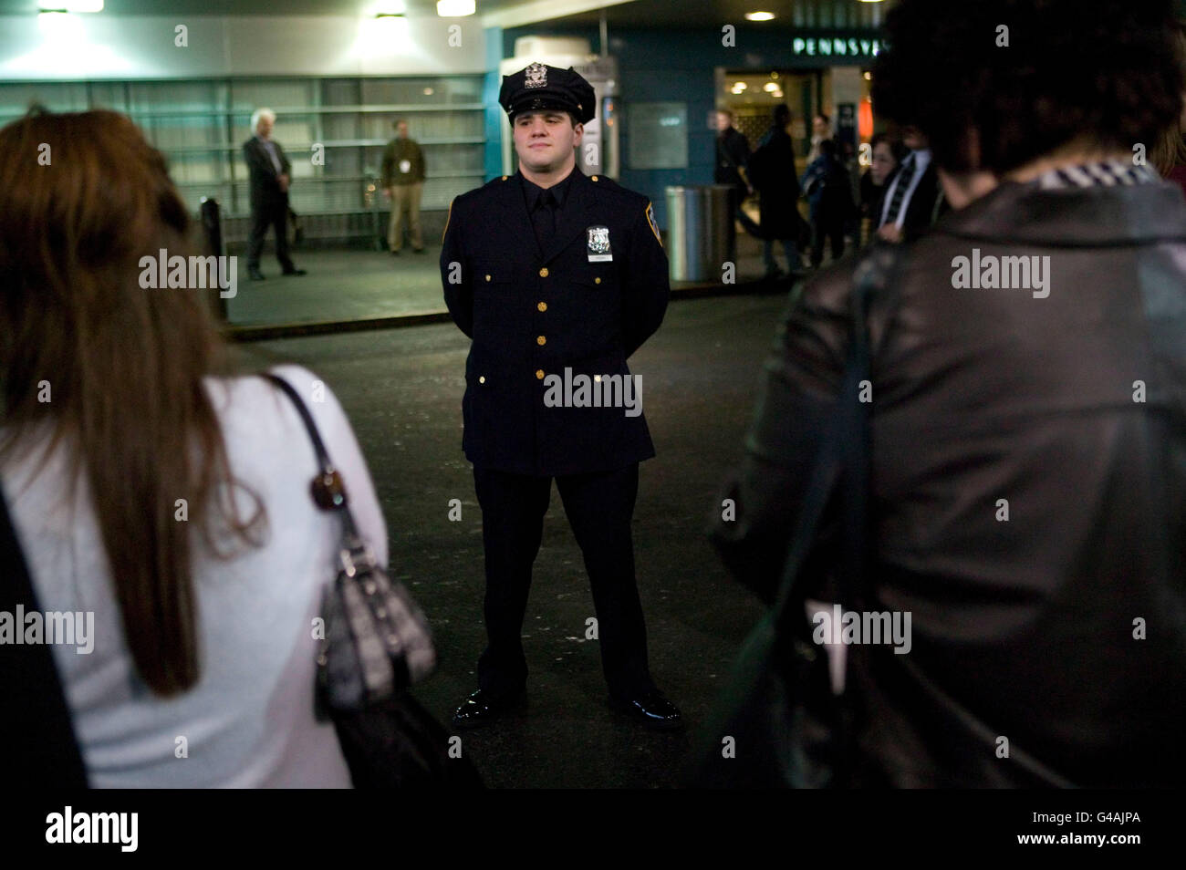 Agent de police nouvellement assermenté joseph uvenio (c) pose à sa famille après avoir obtenu le nypd promotion de 2005, 29 décembre Banque D'Images
