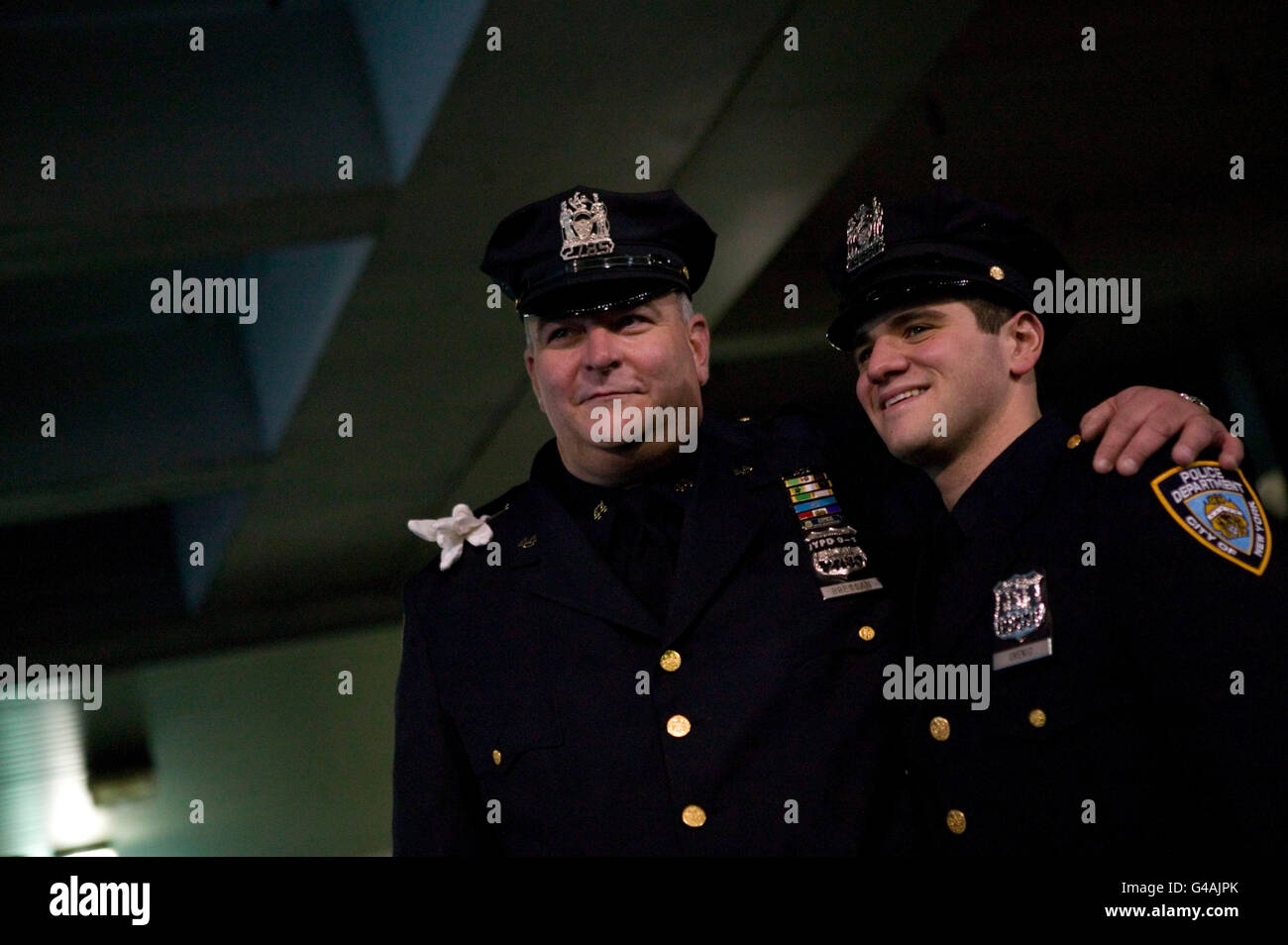 29 décembre 2005 - New York, NY - nouvellement assermenté policier joseph uvenio (r) pose avec son beau-père, agent de police Banque D'Images