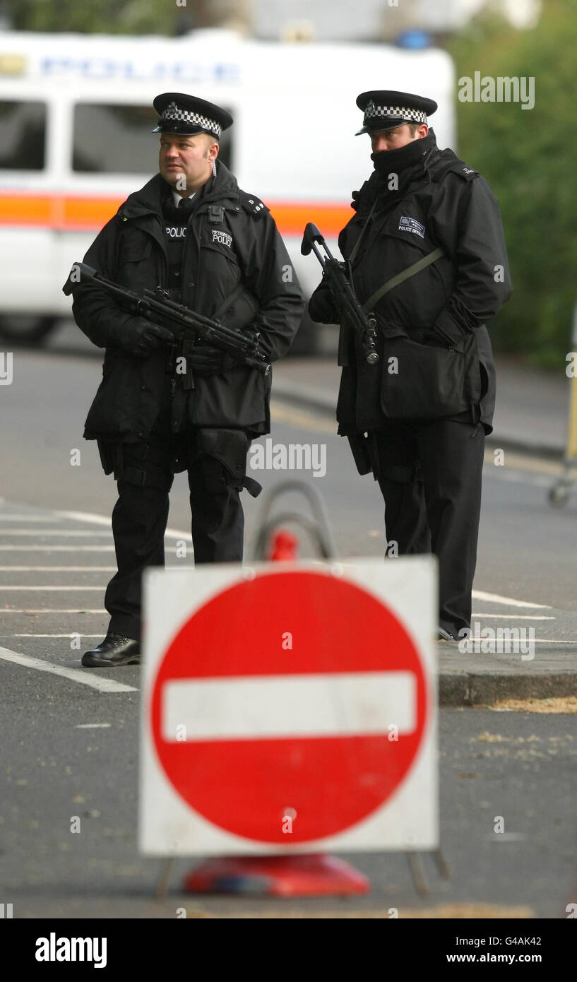 Des policiers armés gardent la garde devant Winfield House, Regents Park, dans le centre de Londres, où le président américain Barak Obama a passé la nuit dernière après avoir pris l'avion pour le Royaume-Uni pour une visite d'État de trois jours. Banque D'Images