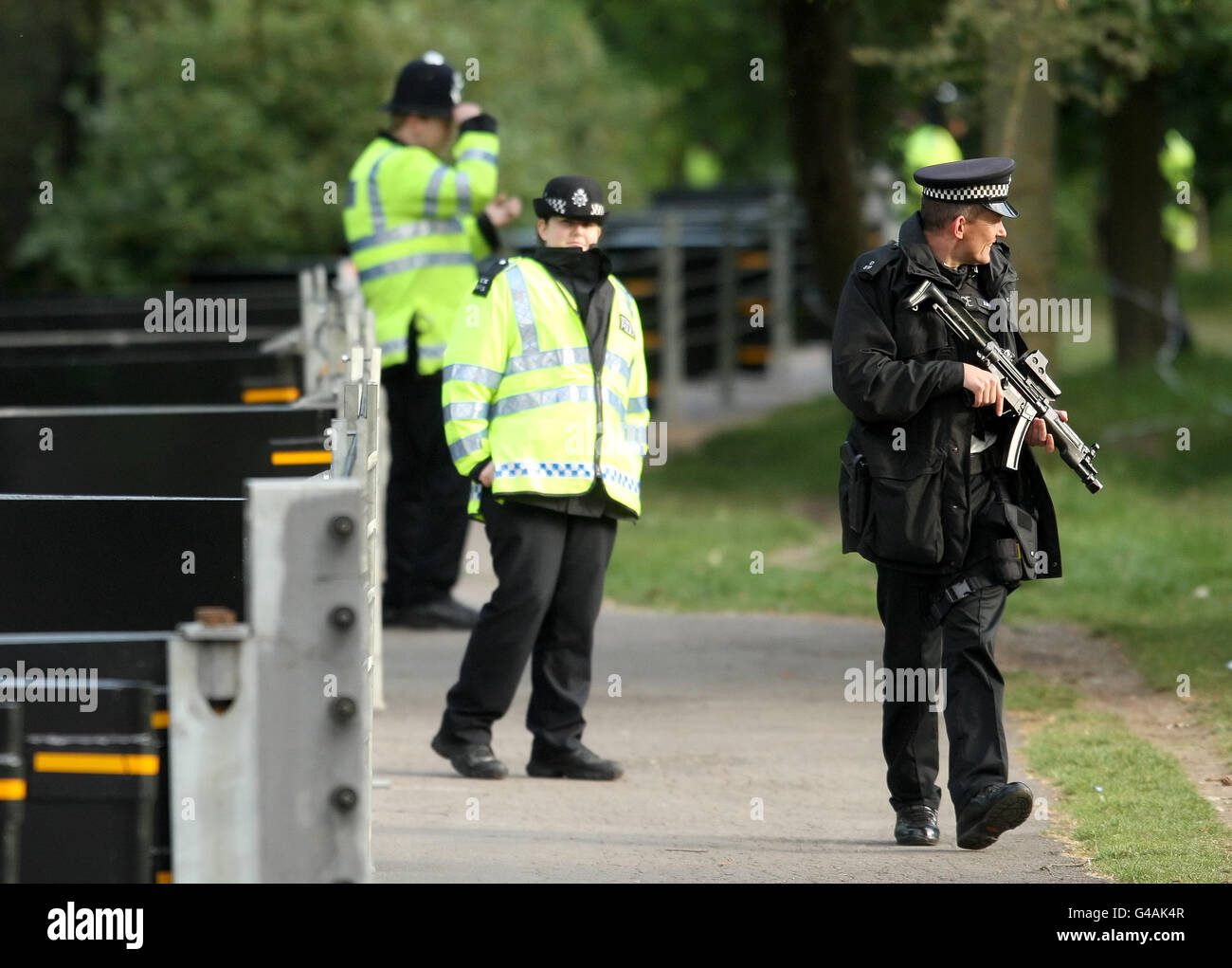 Les policiers se tiennent devant Winfield House, Regents Park, dans le centre de Londres, où le président américain Barak Obama a passé la nuit dernière après avoir pris l'avion pour le Royaume-Uni pour une visite d'État de trois jours. Banque D'Images