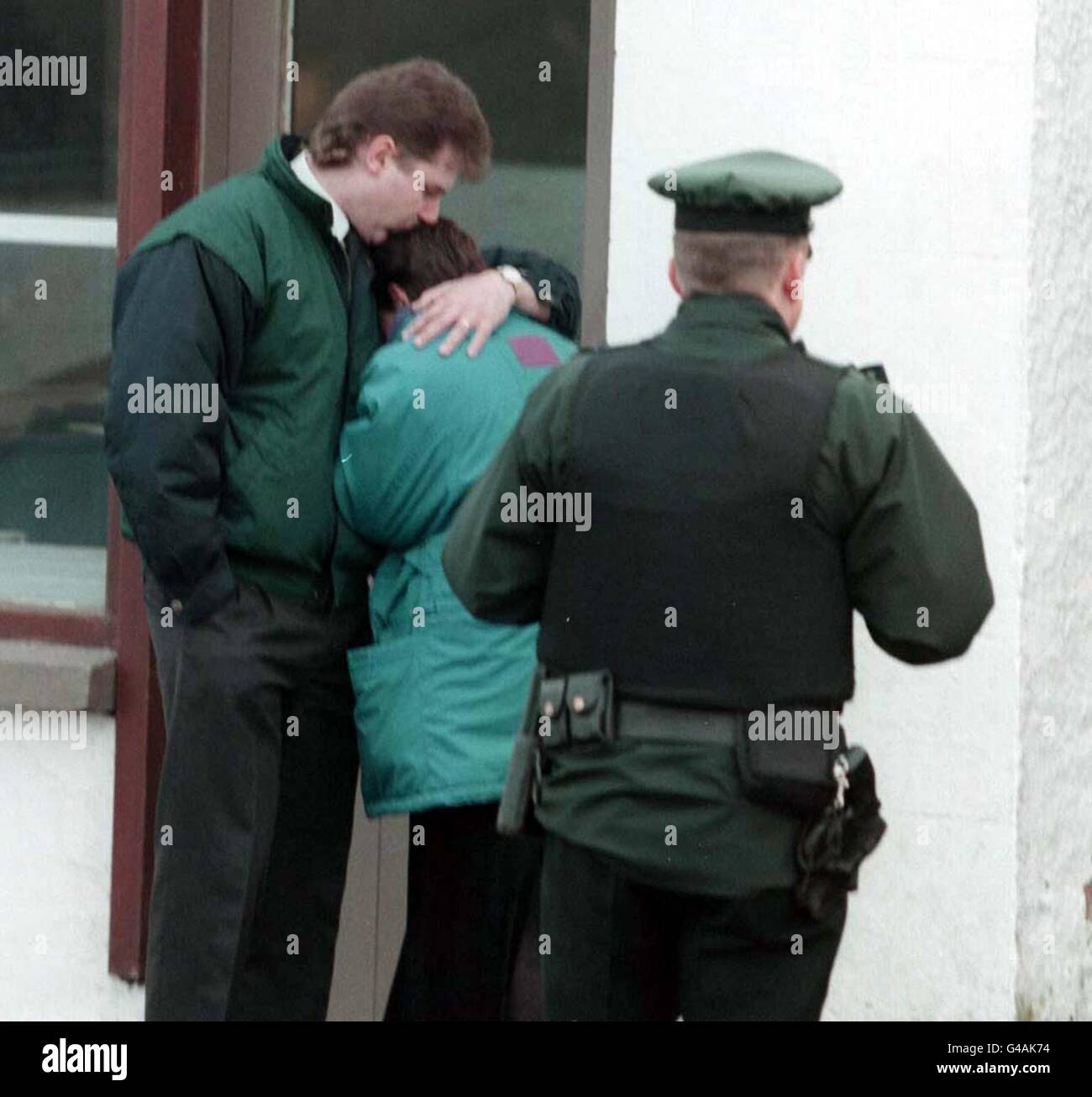 Les résidents de Poyntzpass se souviennent d'amis de longue date Philip Allen, protestant, et Damien Trainor, catholique, qui ont été abattus quand des terroristes masqués ont ouvert le feu après avoir ordonné à des clients de se trouver sur le plancher du Railway Bar, Poyntzpass, Co.Armagh hier soir.Voir PA Story ULSTER tournage.Photo de Brian Little/PA Banque D'Images