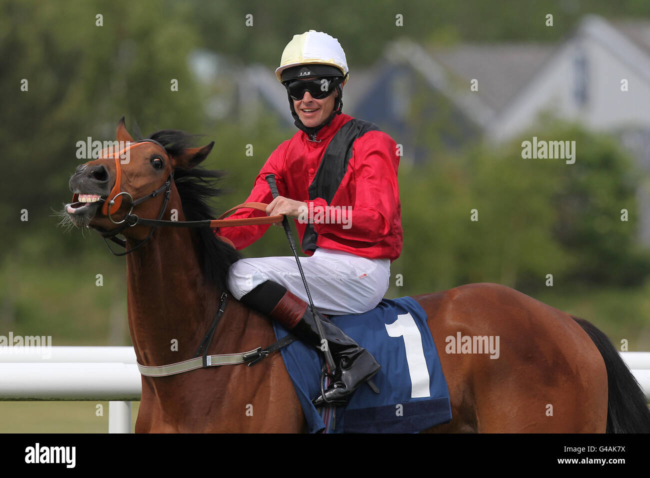 Jockey Richard Hughes sur les meilleures conditions après avoir gagné le champ d'application Enjeux des conditions de Charity Fillies Banque D'Images