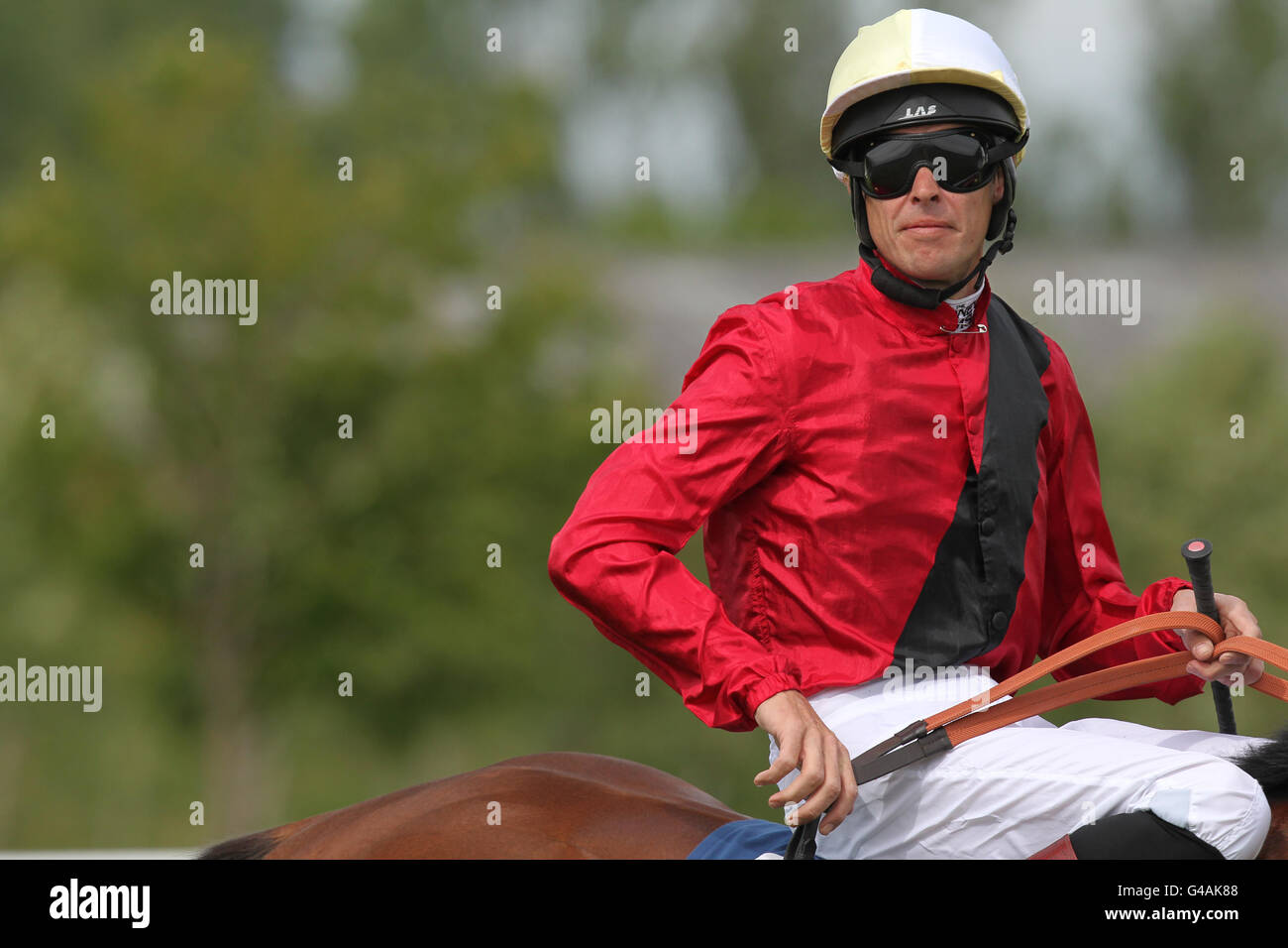 Jockey Richard Hughes sur les meilleures conditions après avoir gagné le champ d'application Enjeux des conditions de Charity Fillies Banque D'Images