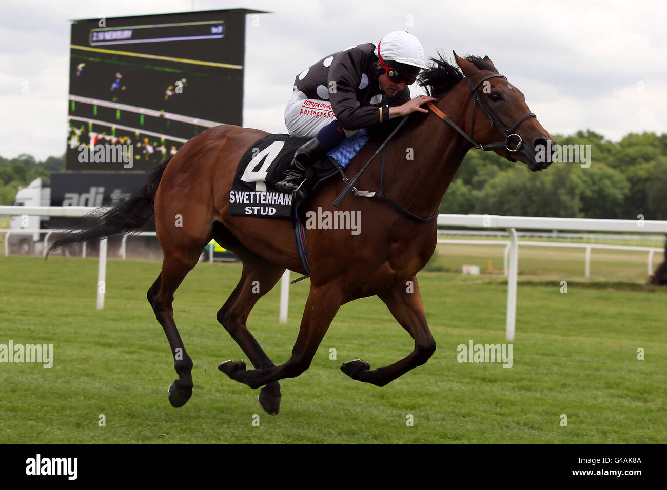 Izzi Top, monté par Dan O'Neill, remporte le Swettenham Stud Les enjeux du procès de Fillies Banque D'Images