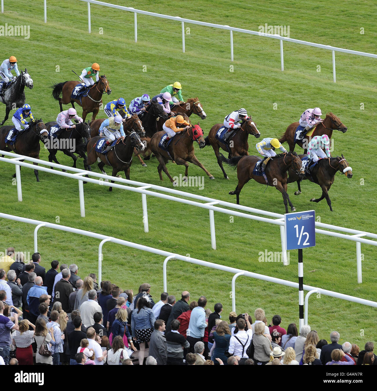 Coureurs et cavaliers dans les piquets de handicap Berry Bros & Rudd Magnum pendant la JLT Lockinge Stakes & Beer Festival Day à l'hippodrome de Newbury. Banque D'Images