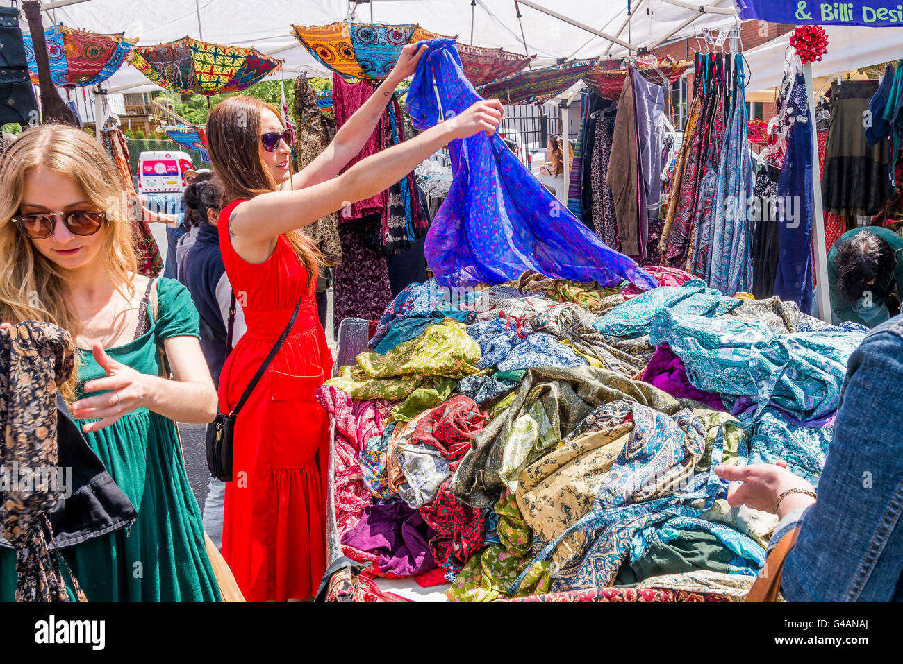Vêtements femmes parcourir dans une échoppe de marché, Banque D'Images